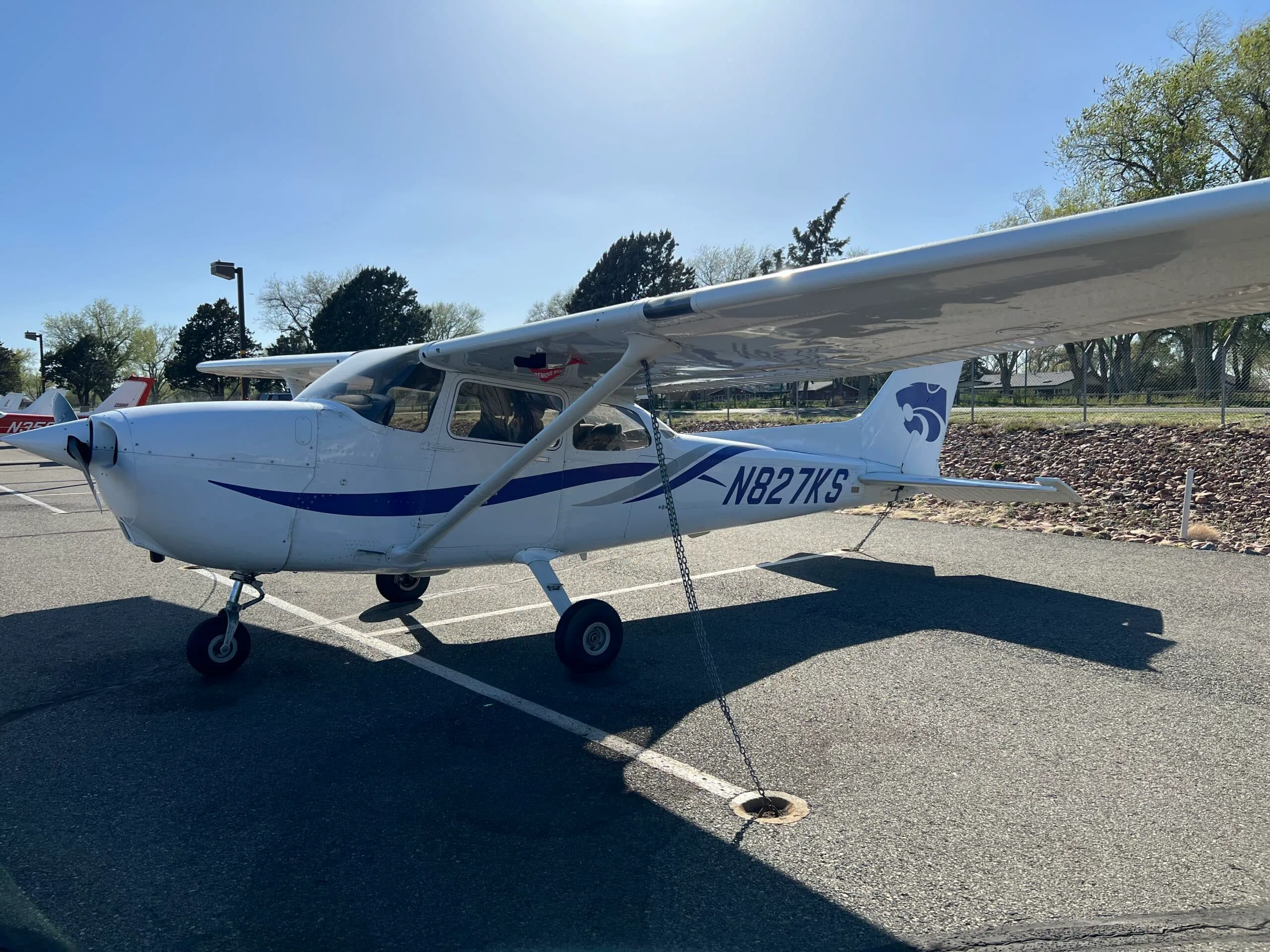Exterior view of a Cessna C-172R Skyhawk, N827KS.