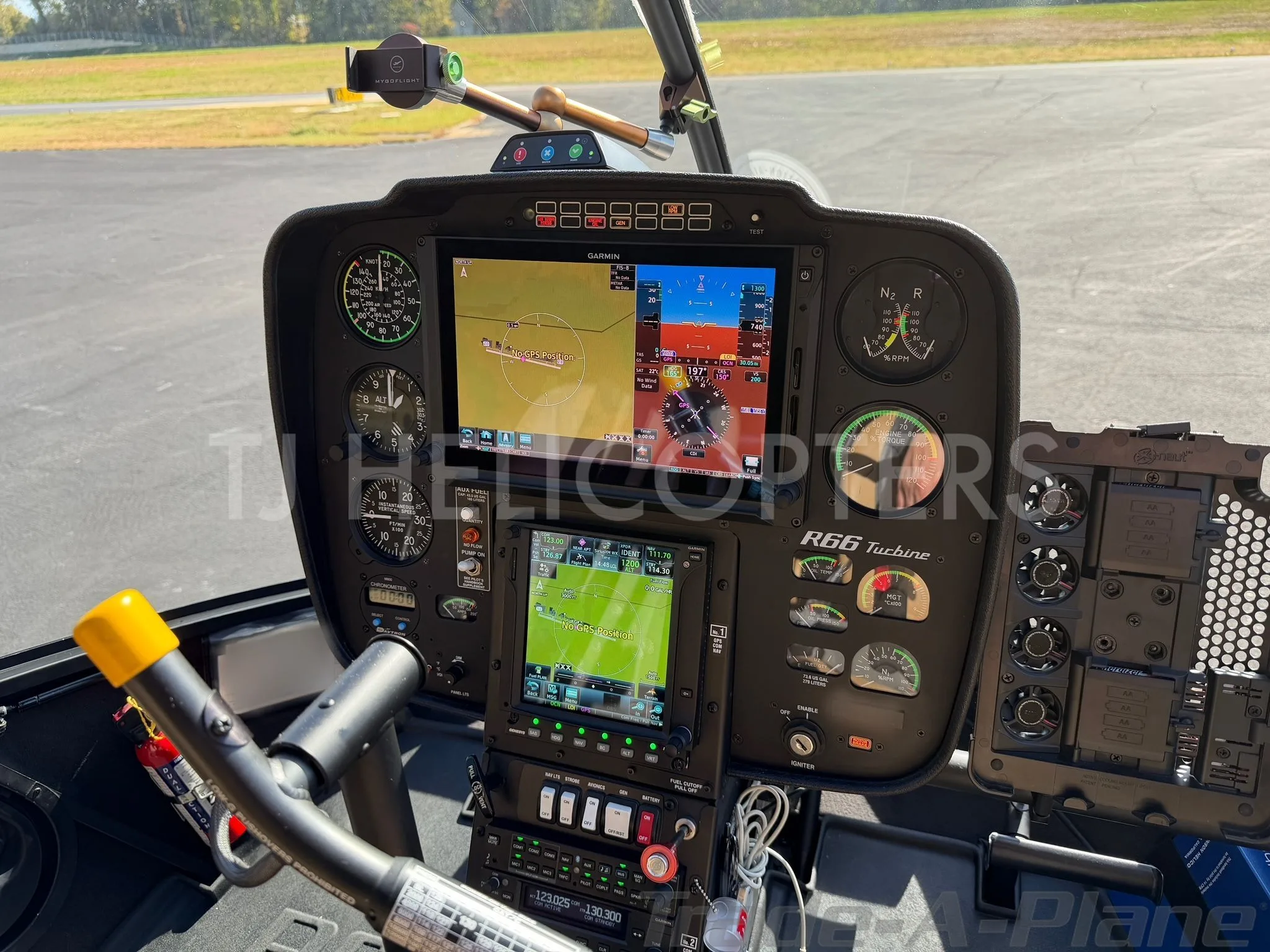 Cockpit and instrument panel of a 2018 ROBINSON R66.