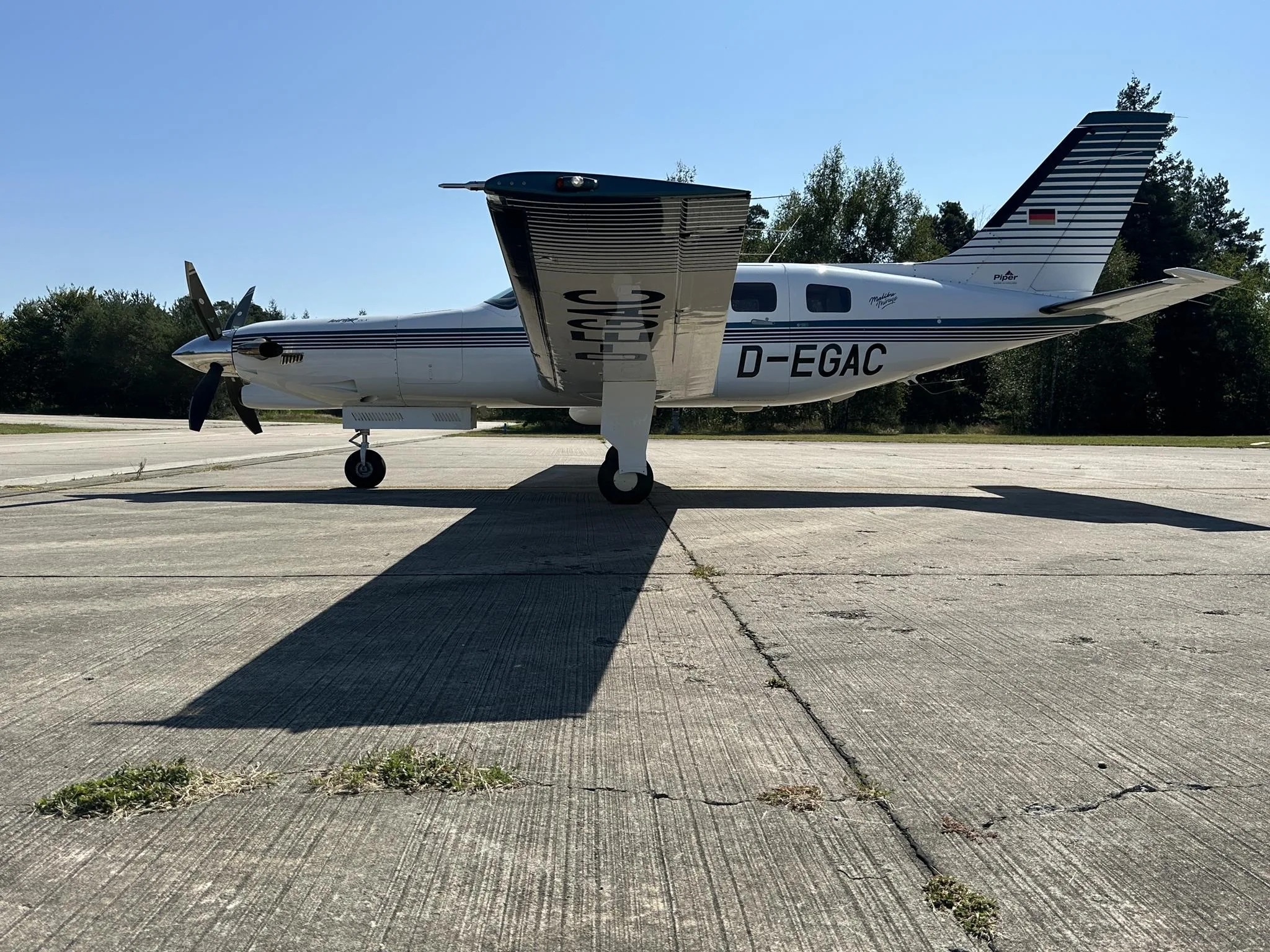 Exterior view of a 1998 PIPER JETPROP, D-EGAC.