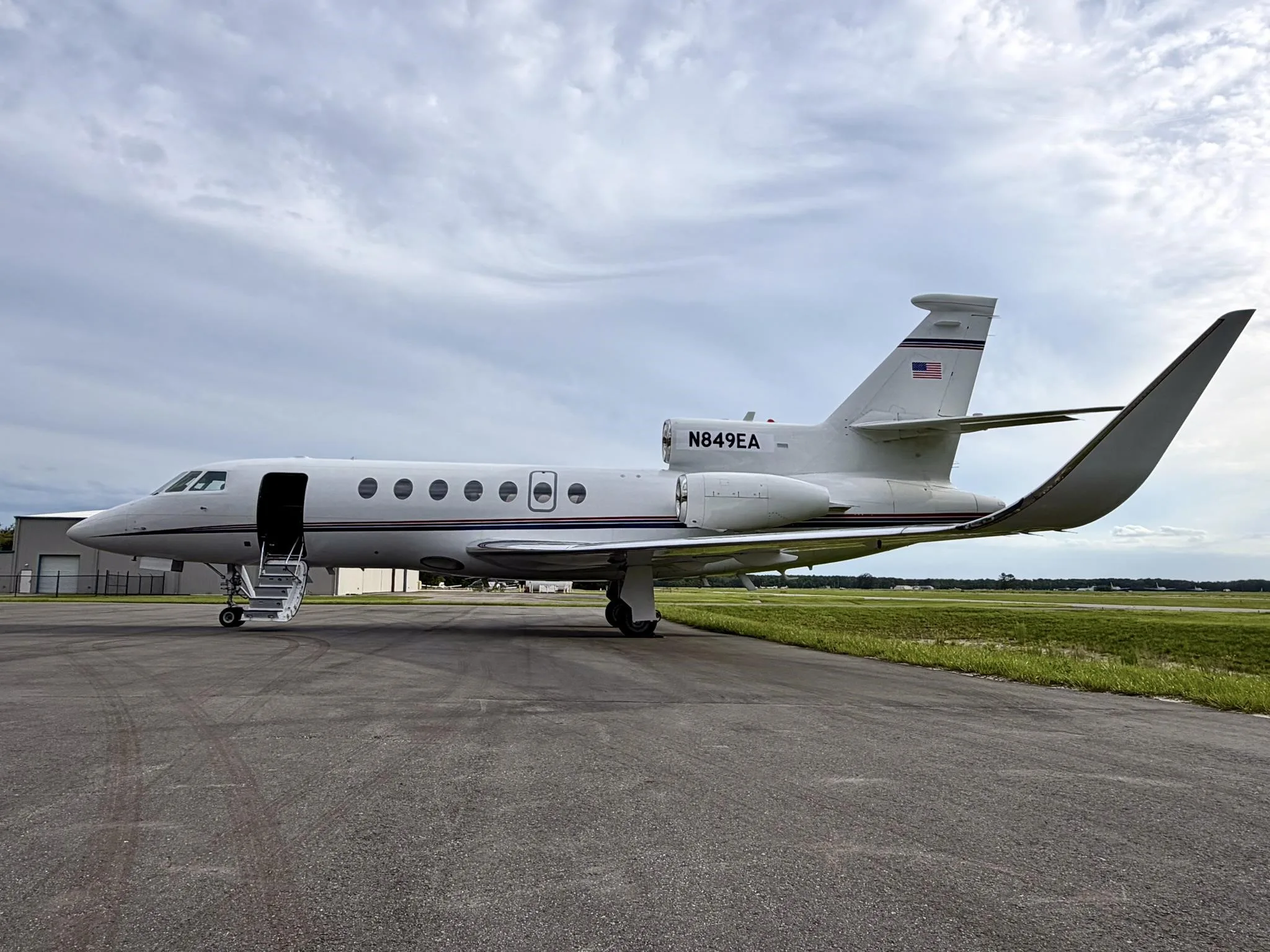 Exterior view of a 1998 DASSAULT FALCON 50EX, N849EA.