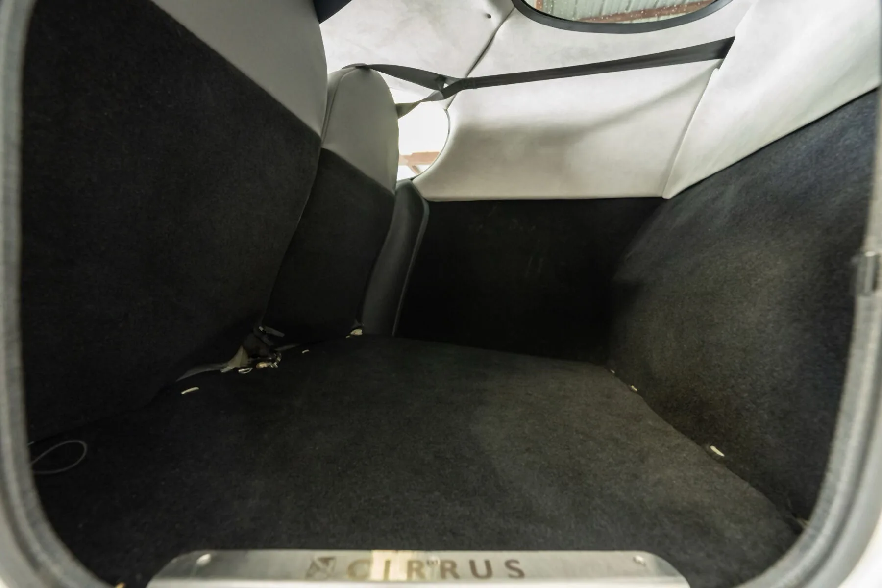 Cabin interior of a Cirrus SR22-G2 GTS.