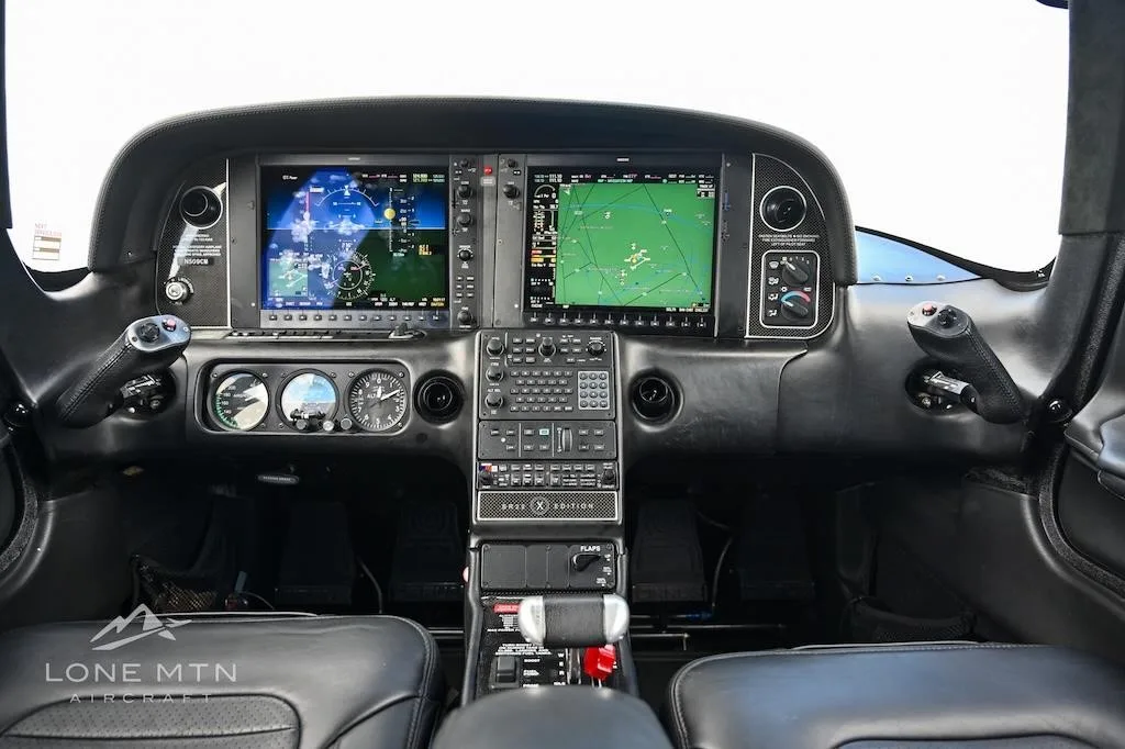 Cockpit and instrument panel of a 2010 CIRRUS SR22-G3.