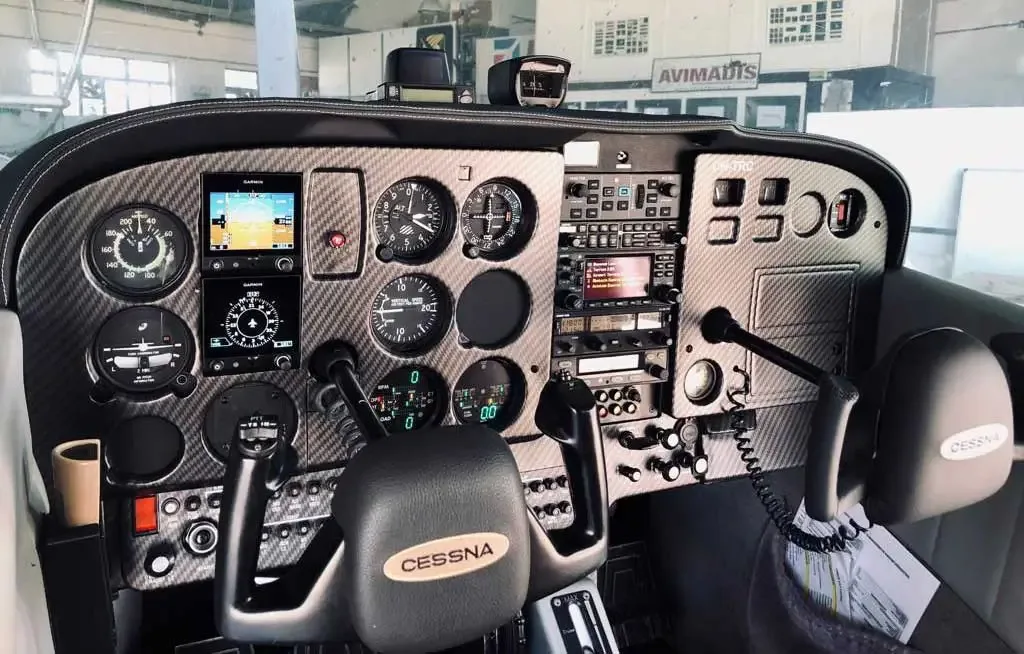 Cockpit and instrument panel of a 1978 Cessna 172.