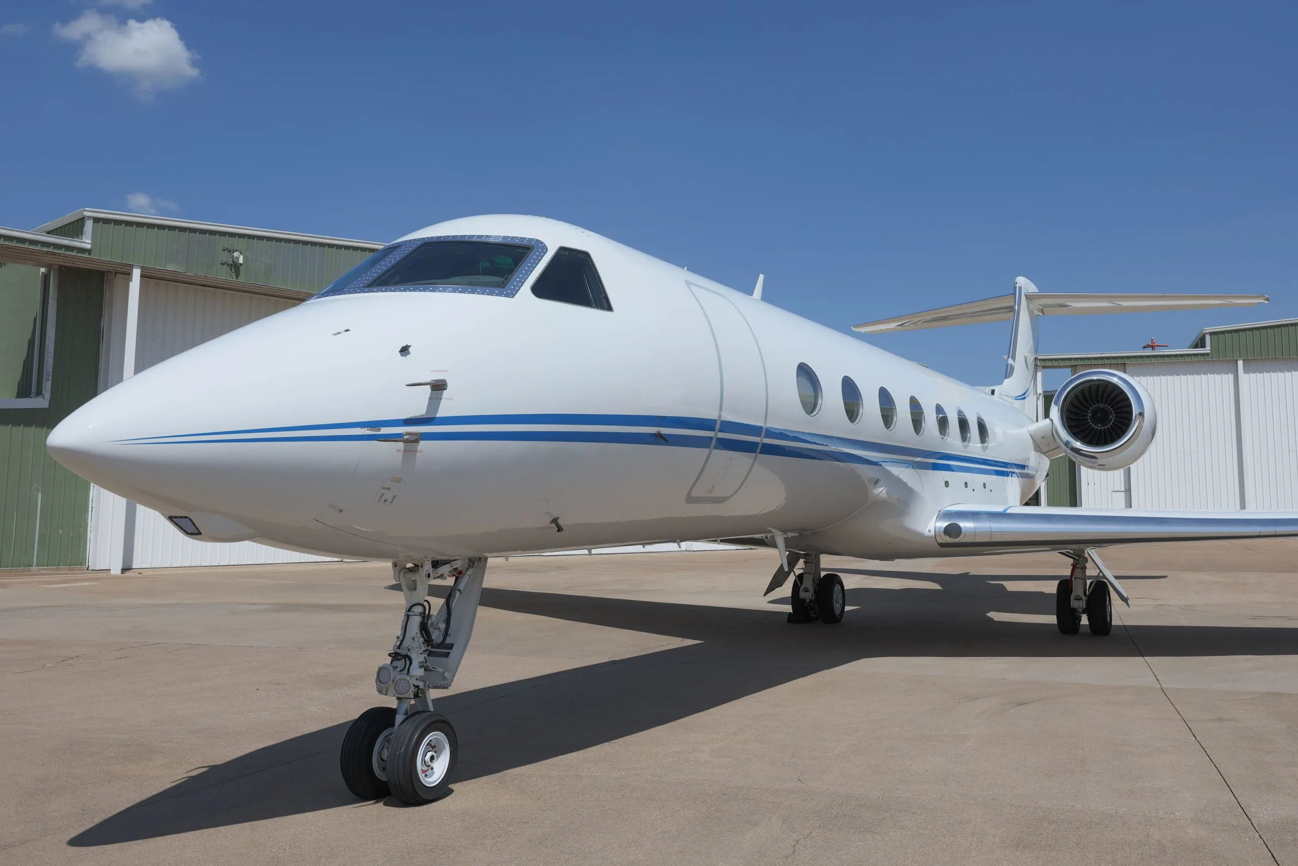 Exterior view of a Gulfstream G550, N257A.