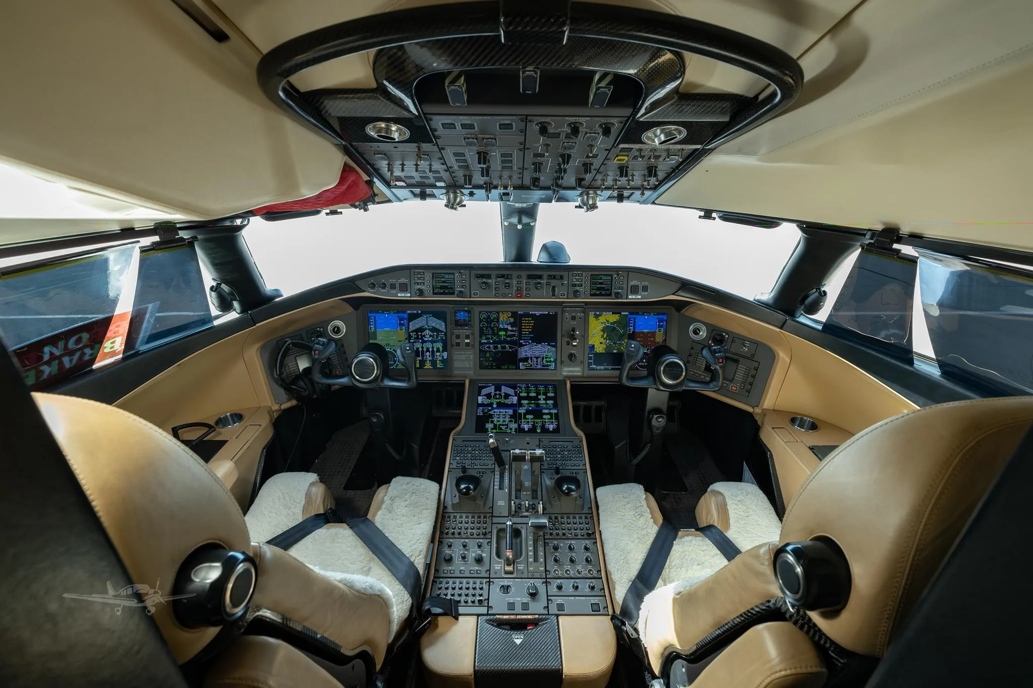 Cockpit and instrument panel of a 2013 BOMBARDIER GLOBAL 6000.