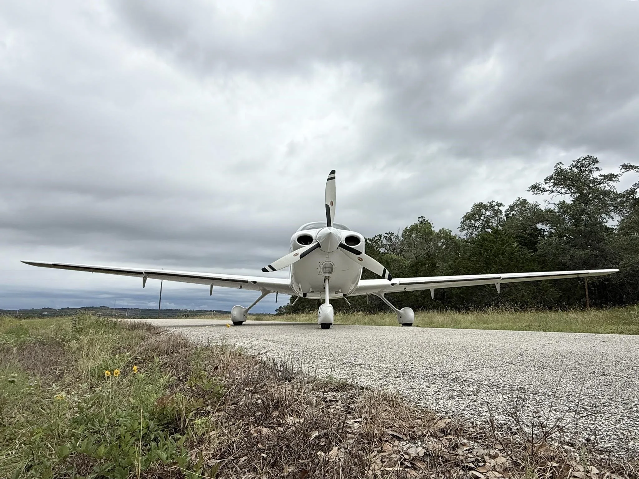 Exterior view of a 2004 CIRRUS SR22-G2, N813KP.