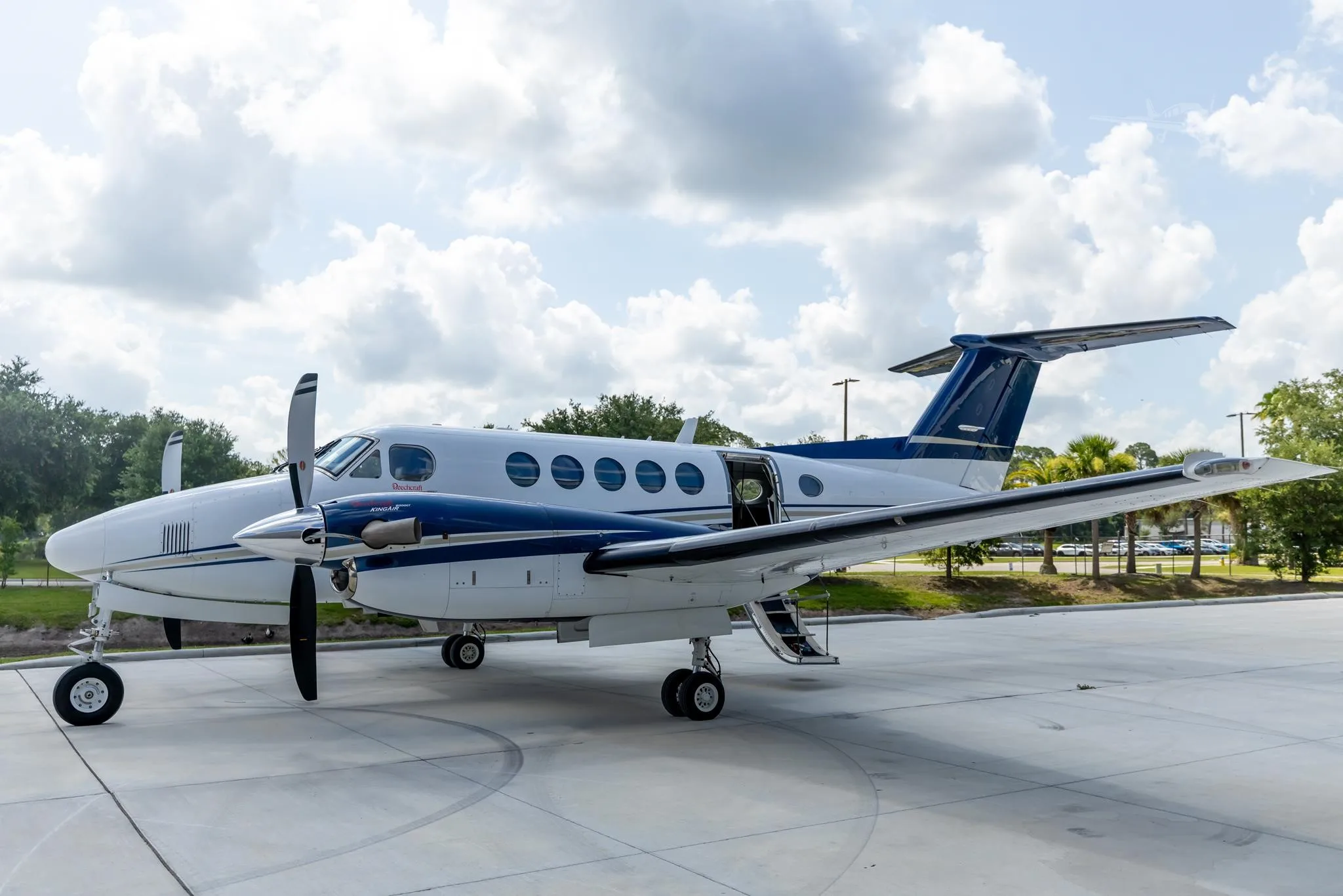 Exterior view of a 2009 BEECHCRAFT KING AIR B200GT.