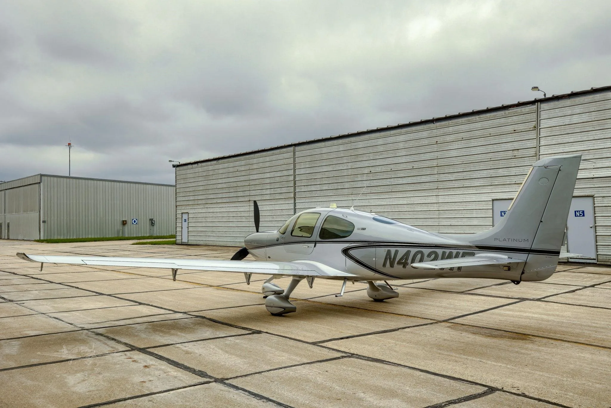 Exterior view of a 2022 CIRRUS SR22-G6 TURBO, N402WF.
