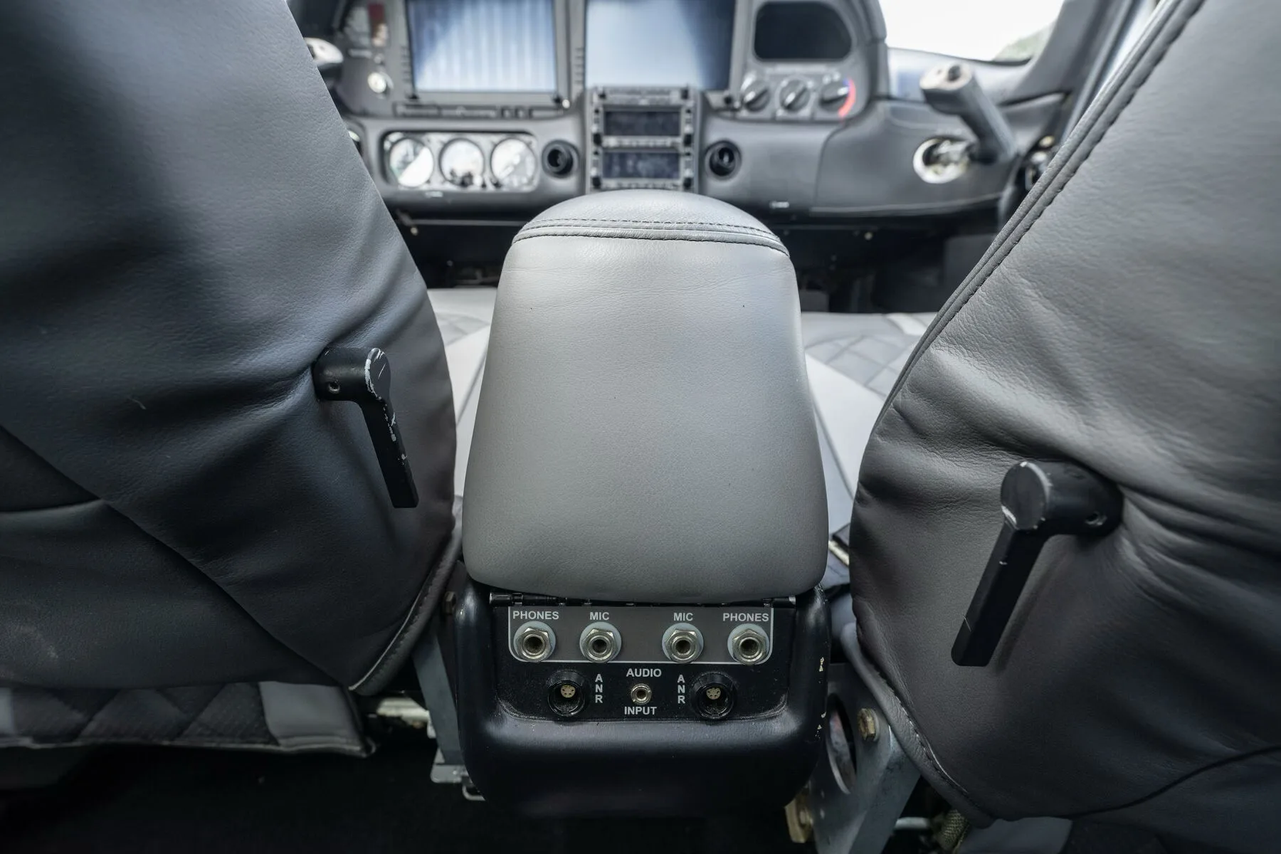Cockpit and instrument panel of a Cirrus SR22-G2 GTS.