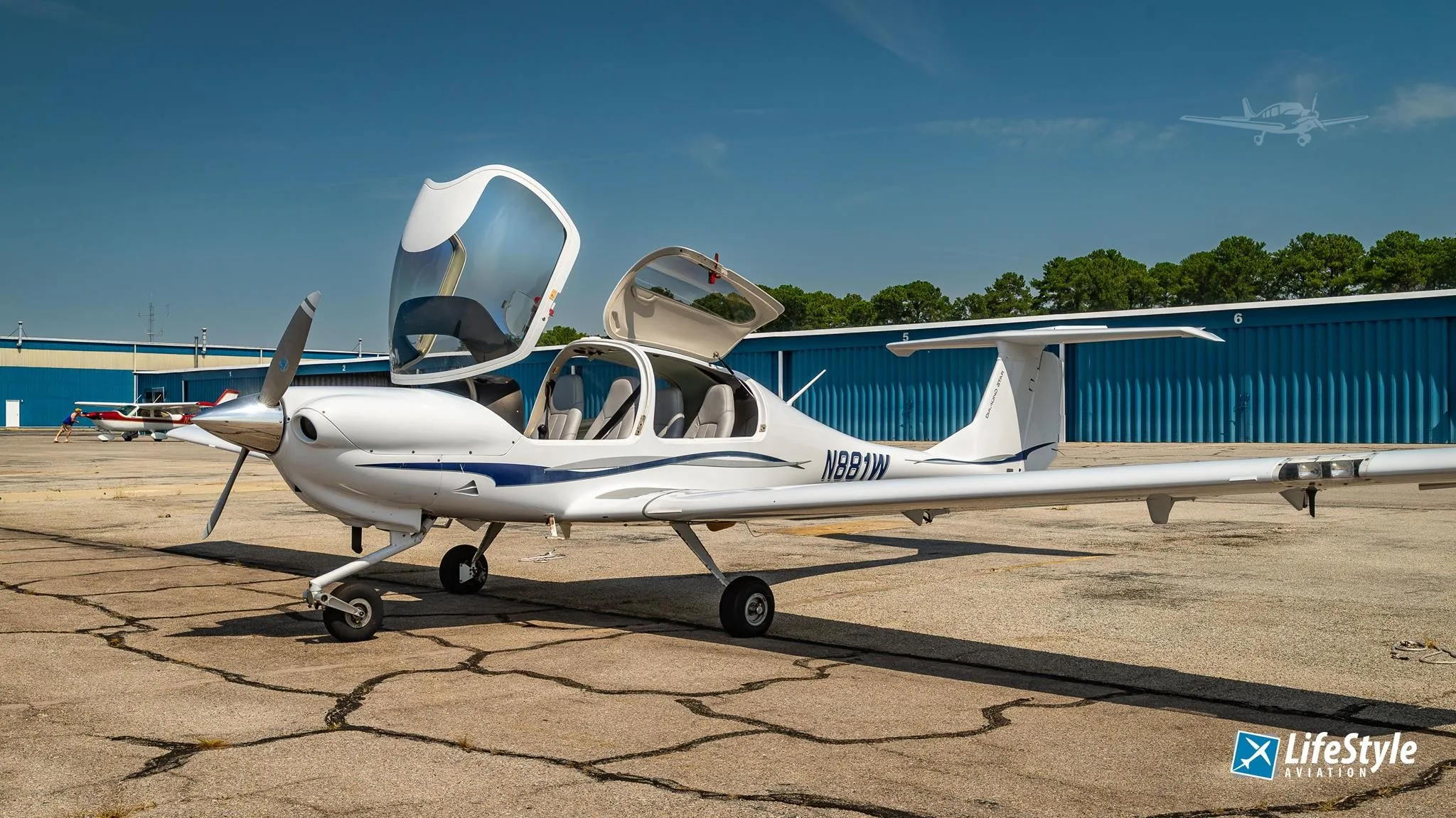 Exterior view of a 2005 DIAMOND DA40, N881W.