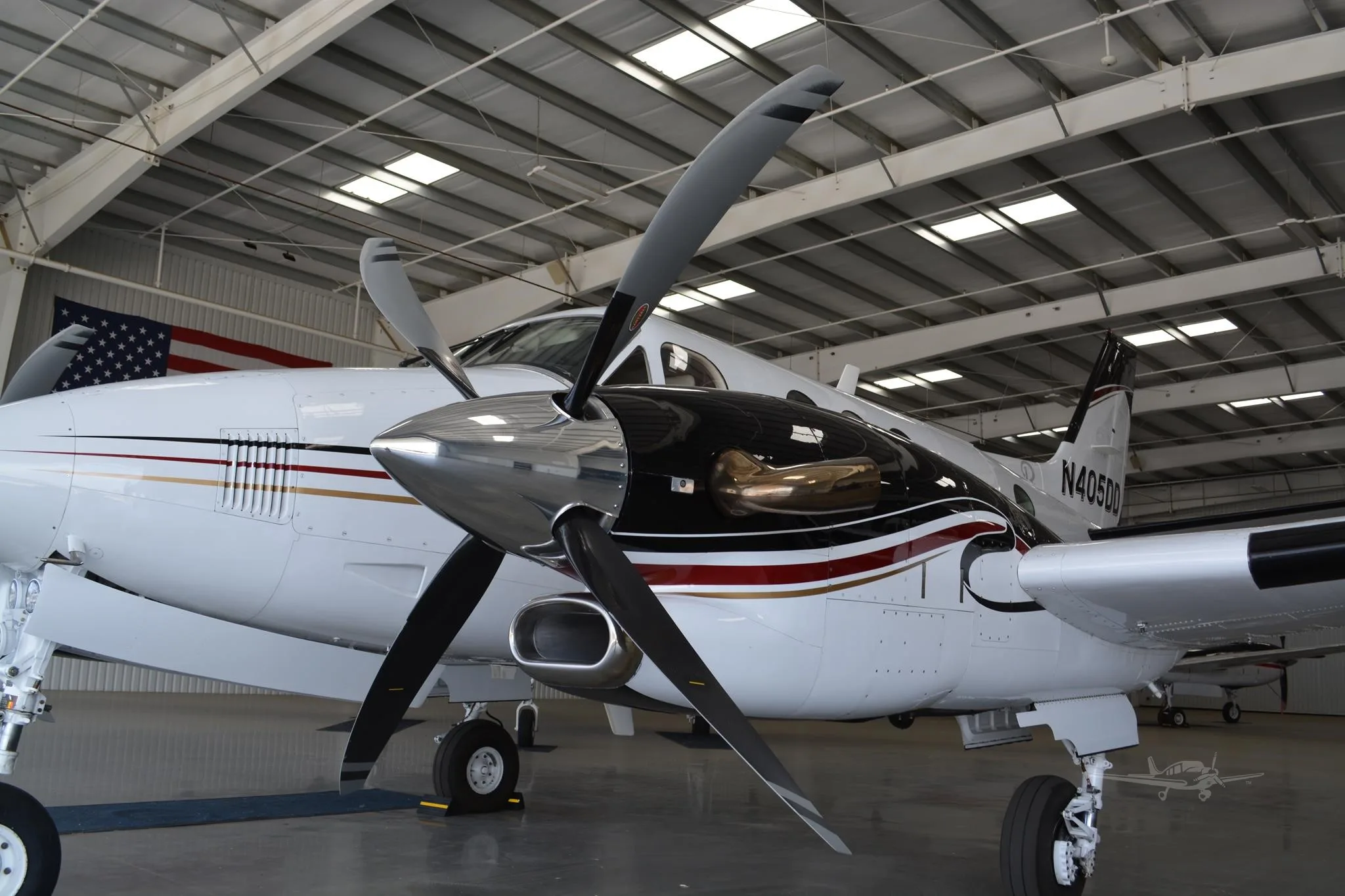 Exterior view of a 2005 BEECHCRAFT KING AIR C90B, N405DD.