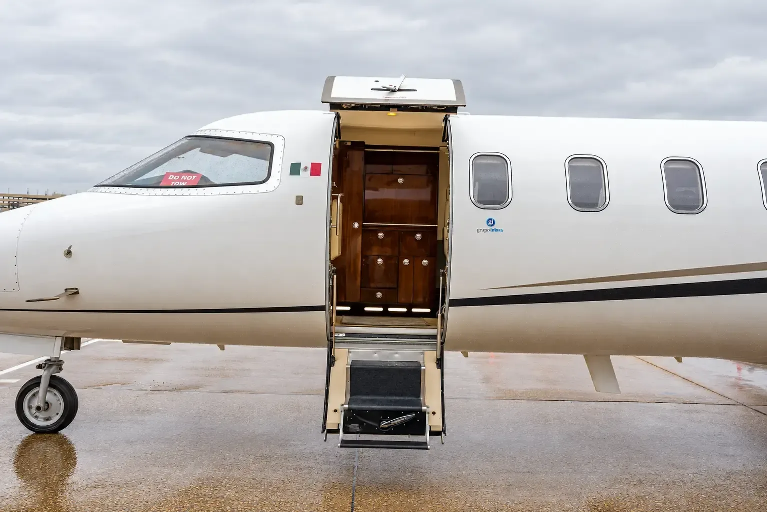 Exterior view of a 2004 Learjet, XB-RJF.
