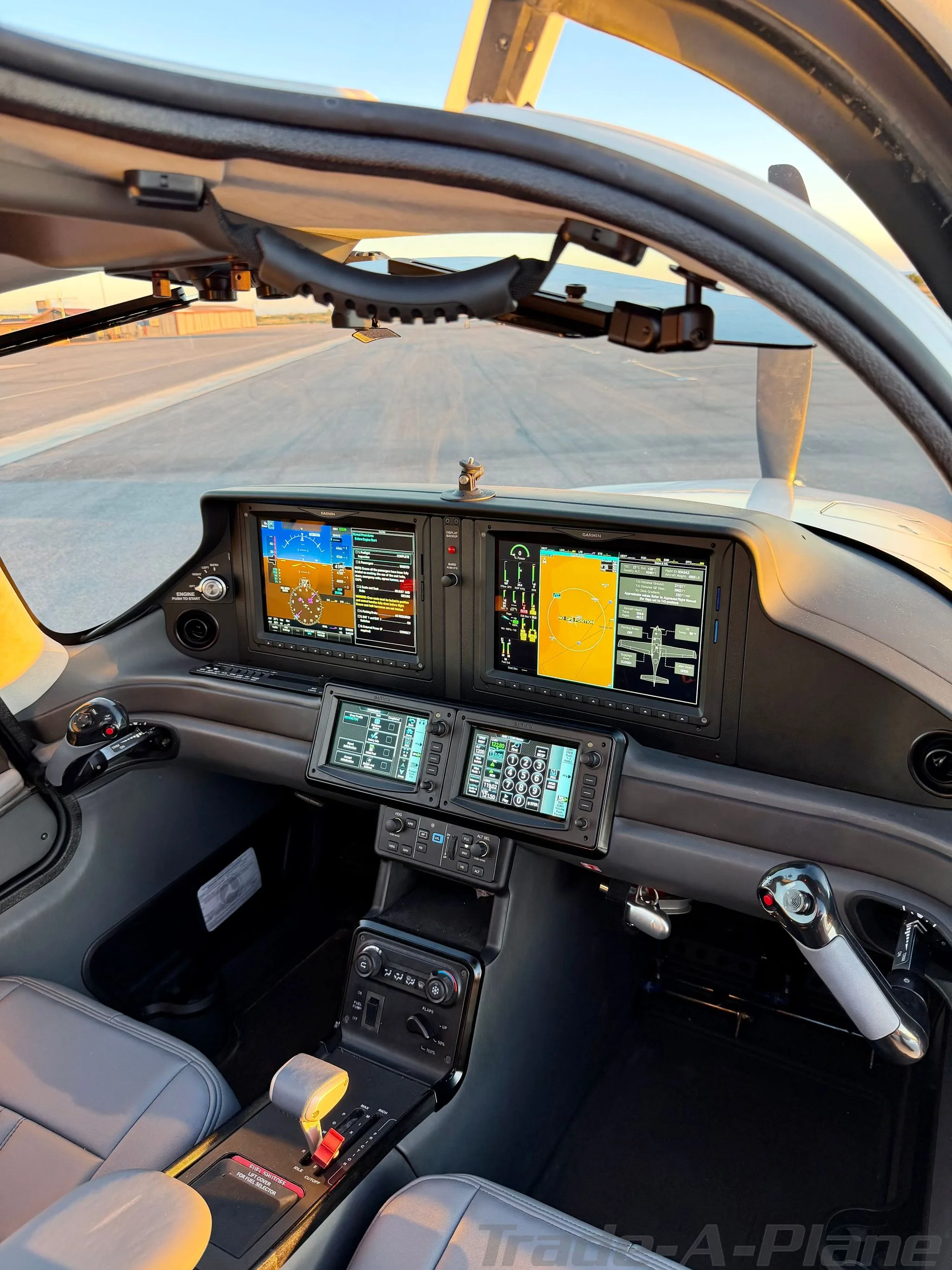 Cockpit and instrument panel of a 2025 CIRRUS SR20-G7.