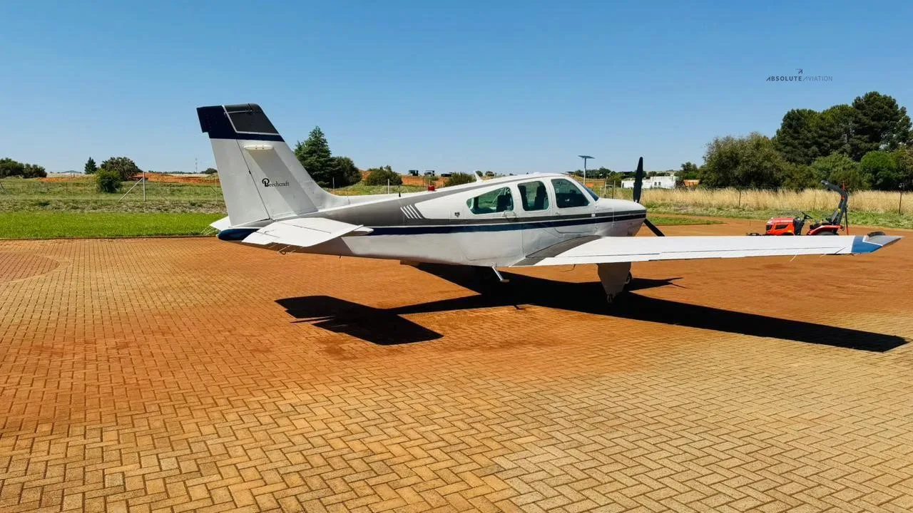 Exterior view of a 1989 BEECHCRAFT F33A BONANZA.