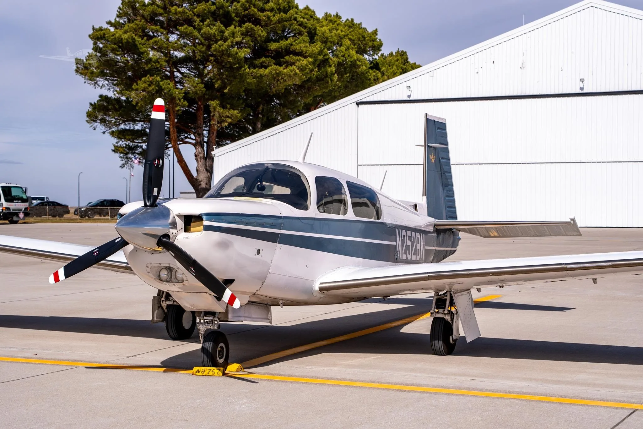 Exterior view of a 1987 MOONEY M20K 305 ROCKET, N252BN.