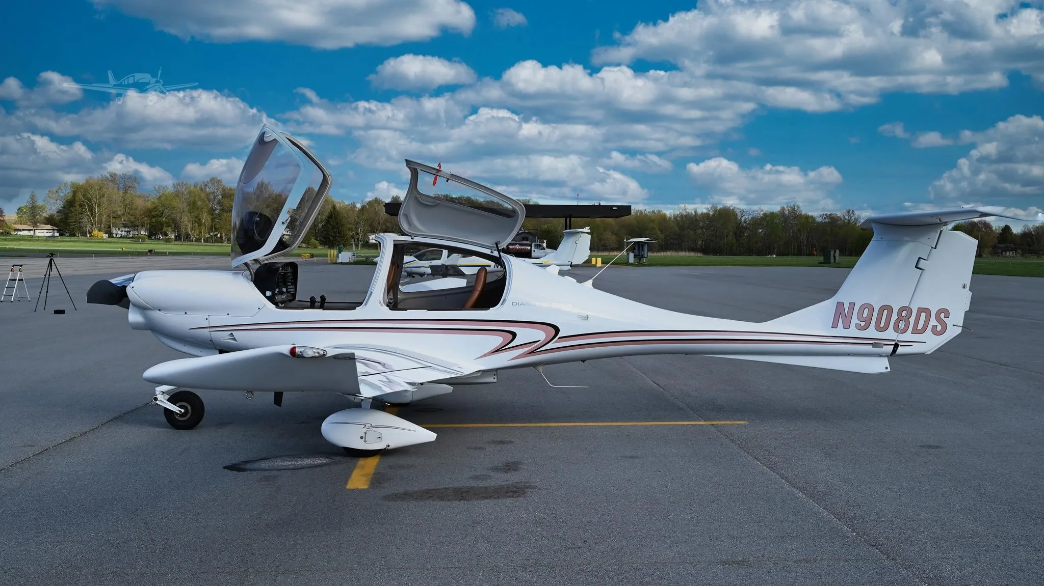 Exterior view of a 2008 DIAMOND DA40 XLS, N908DS.