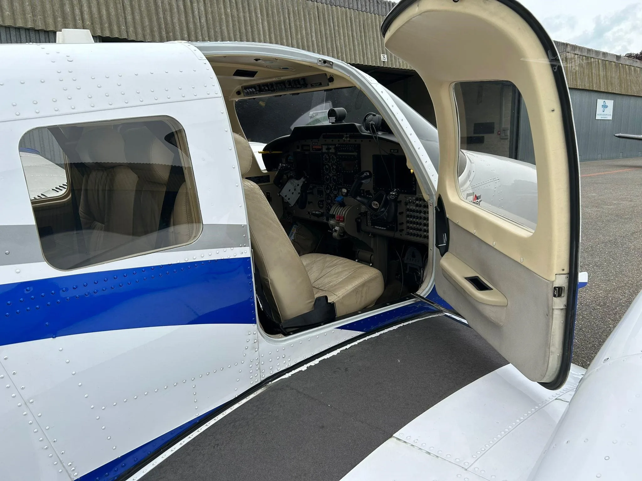Cockpit and instrument panel of a 2012 PIPER SENECA V.