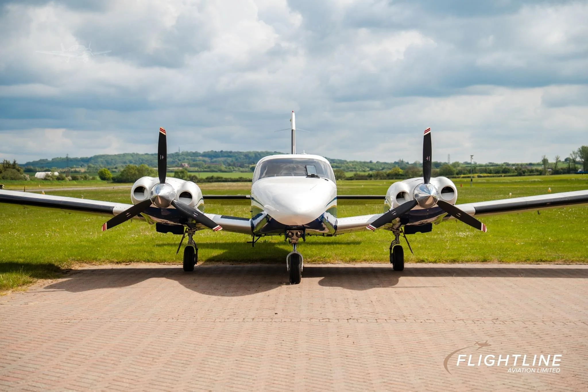 Exterior view of a 2001 PIPER SENECA V, N61HB.