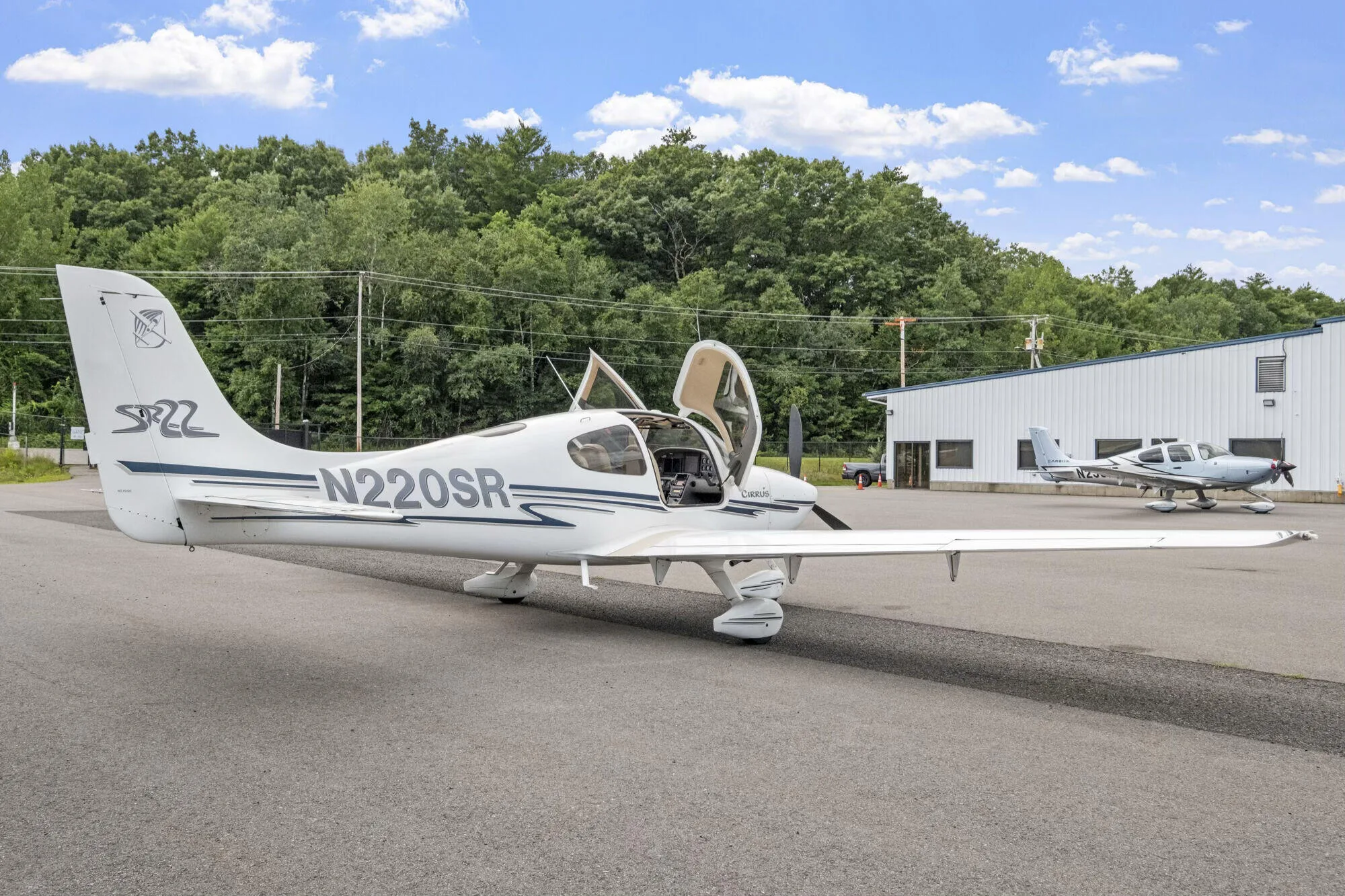 Exterior view of a 2000 Cirrus SR22 G1.