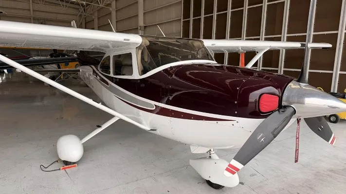 Exterior view of a 2004 Cessna 182T.
