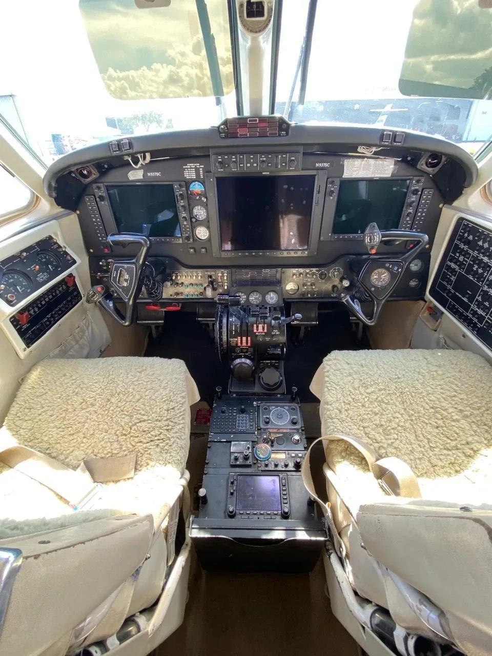 Cockpit and instrument panel of a 1981 Beechcraft King Air B200.