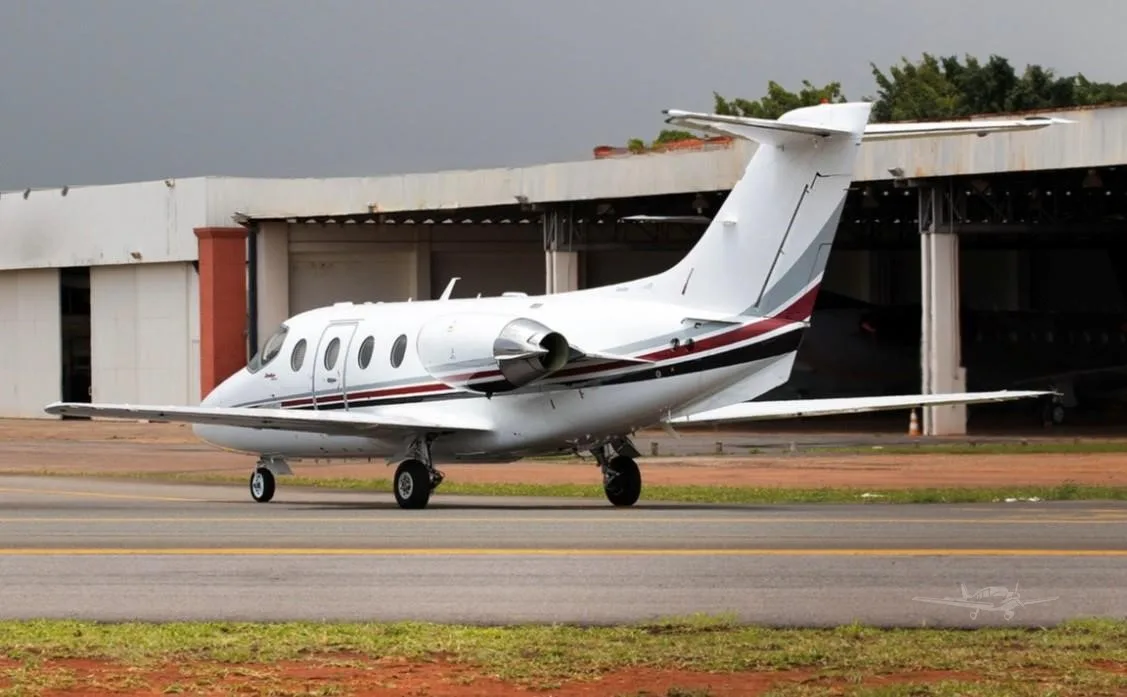 Exterior view of a 2005 HAWKER 400XP.