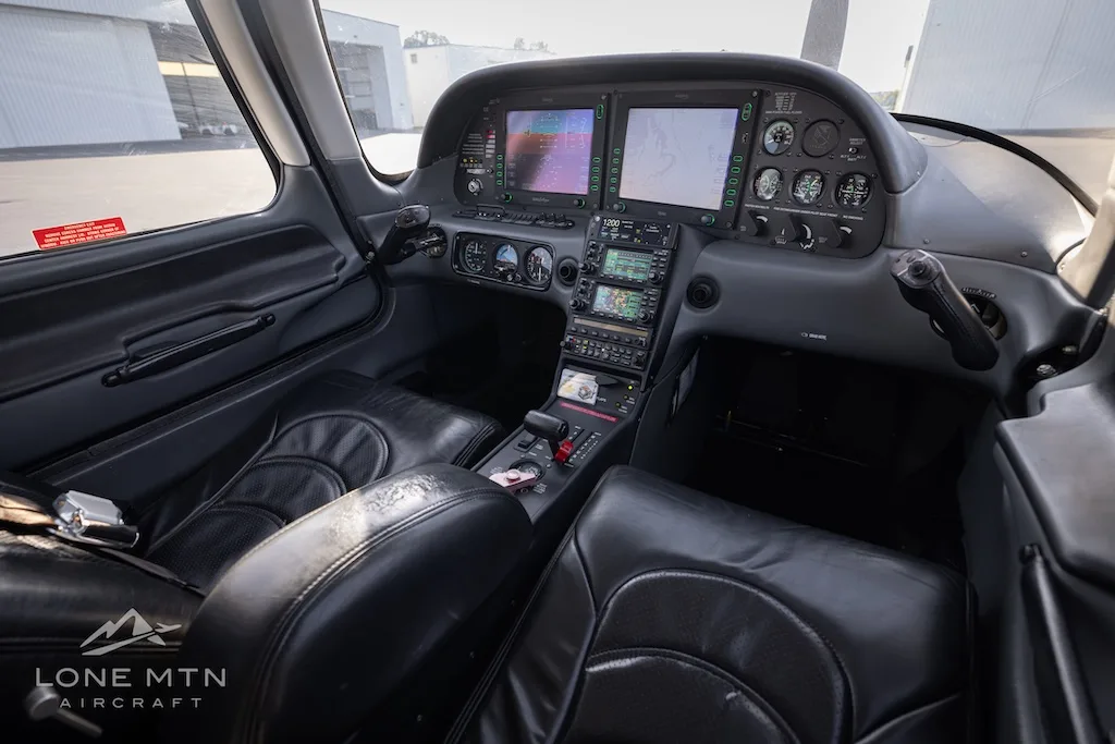 Cockpit and instrument panel of a 2005 Cirrus SR22 G2 GTS.