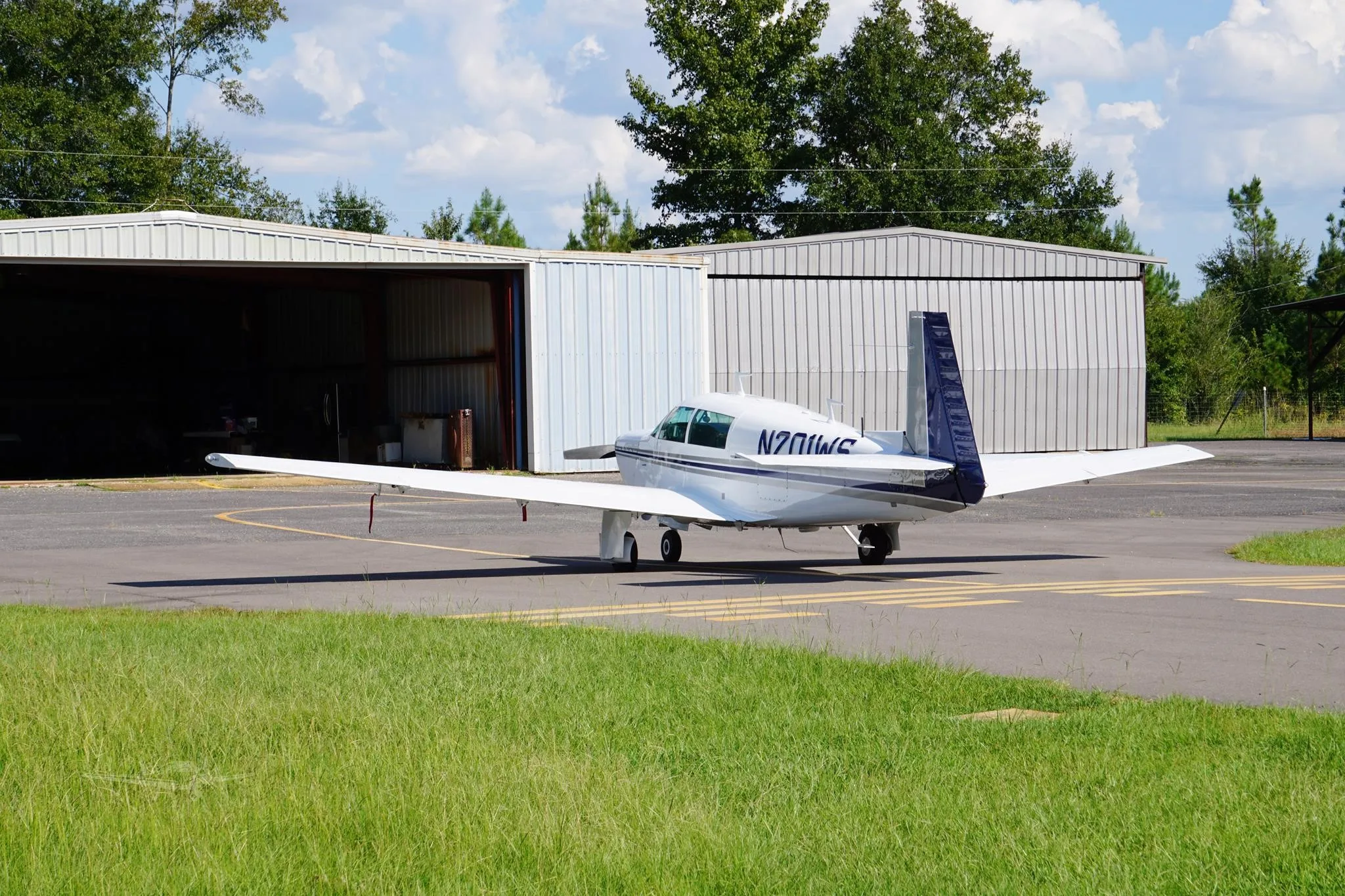 Exterior view of a 1977 MOONEY M20J 201, N201WS.