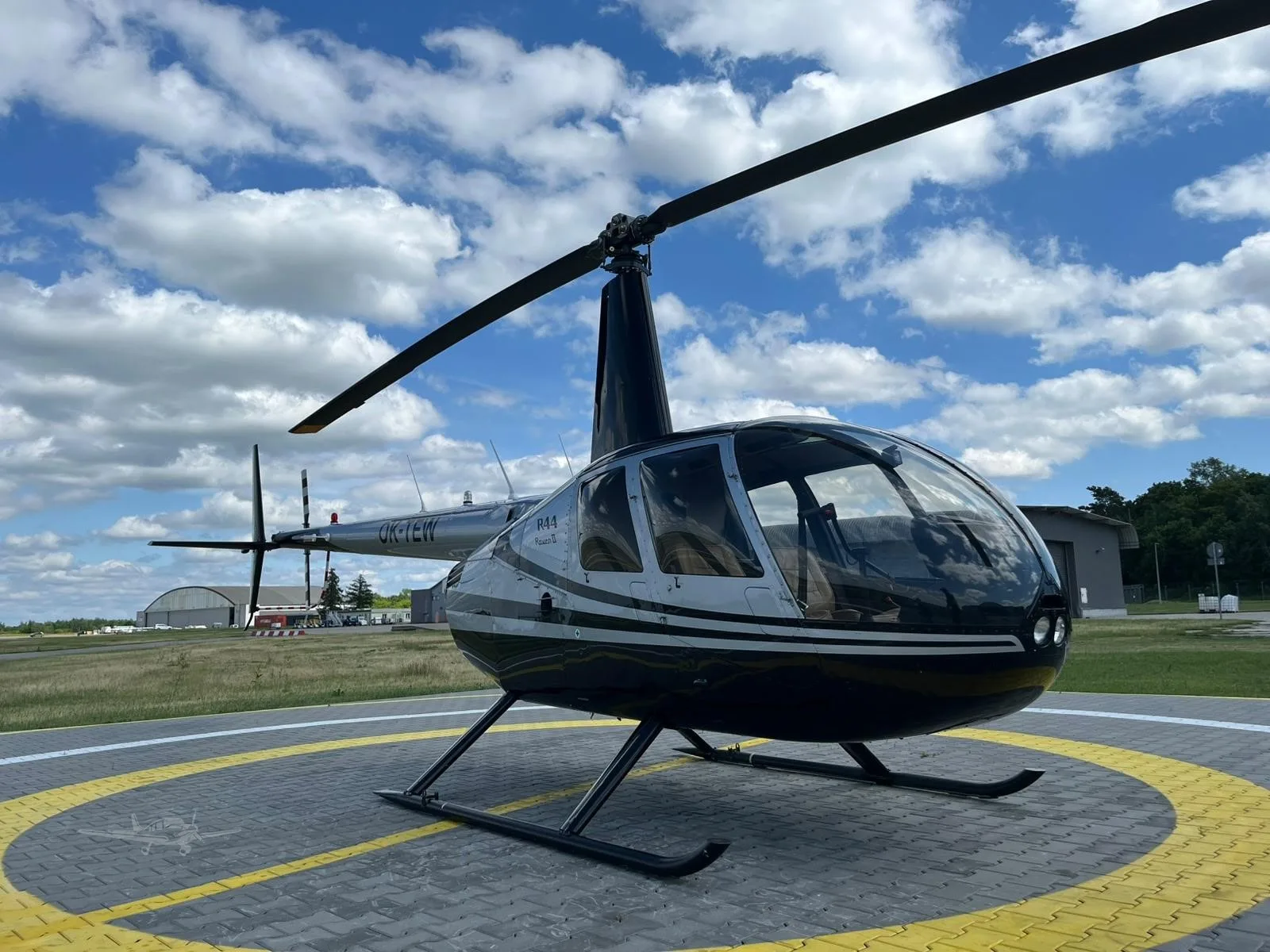 Exterior view of a 2009 ROBINSON R44 RAVEN II, OK-TEW.