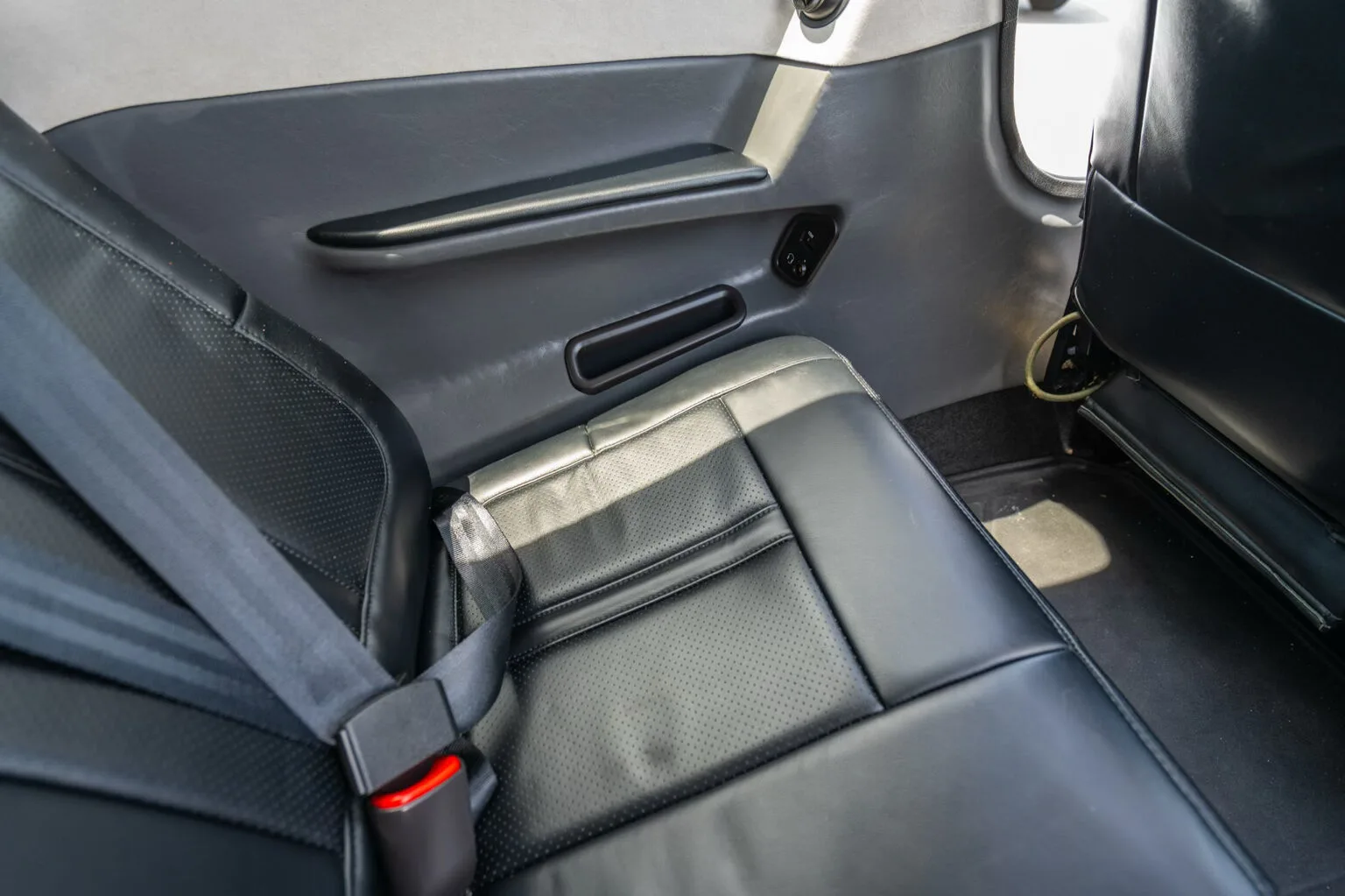 Cabin interior of a Cirrus N166R SR20-G7 - Aerista.
