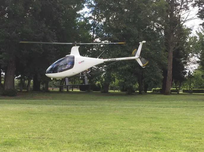 Exterior view of a Helicoptere r22.