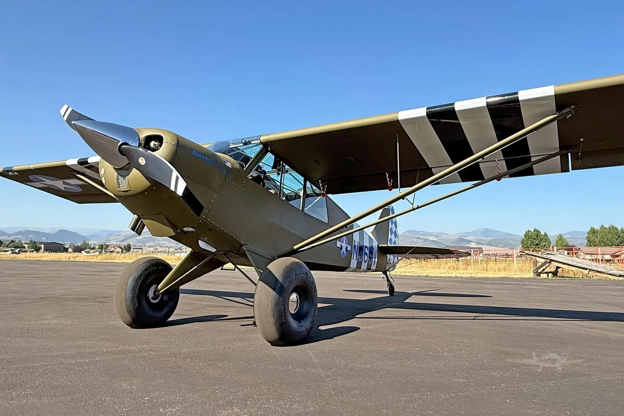 Exterior view of a 2025 AVIAT HUSKY A-1C-200, N36SV.
