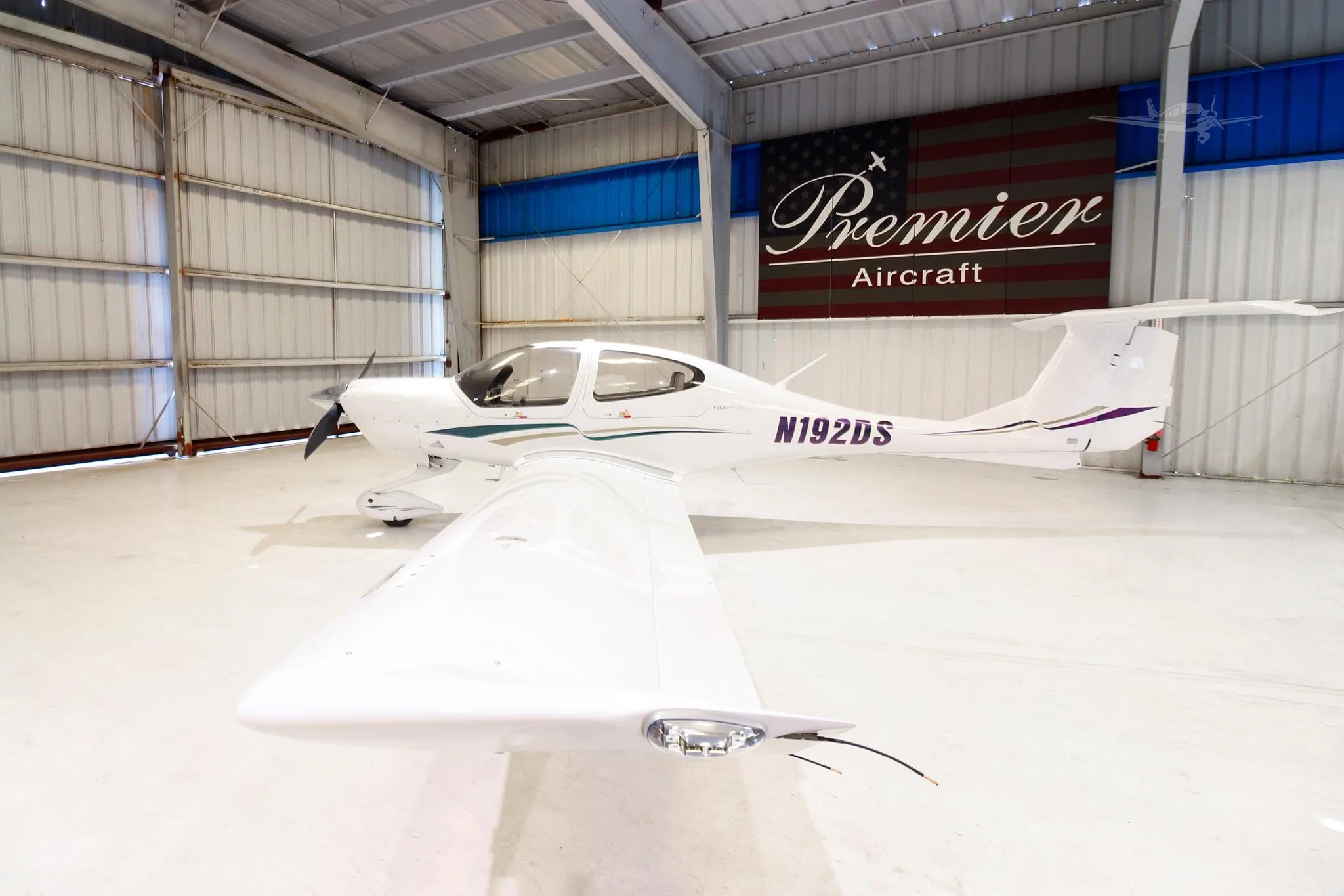 Exterior view of a 2005 DIAMOND DA40-180 STAR, N192DS.