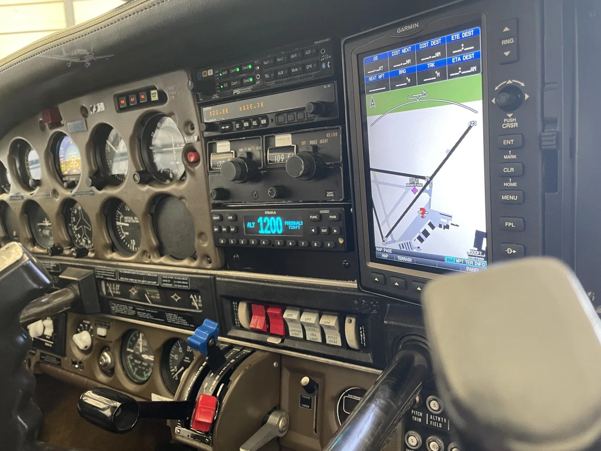 Avionics suite of a 1979 PIPER TURBO ARROW.