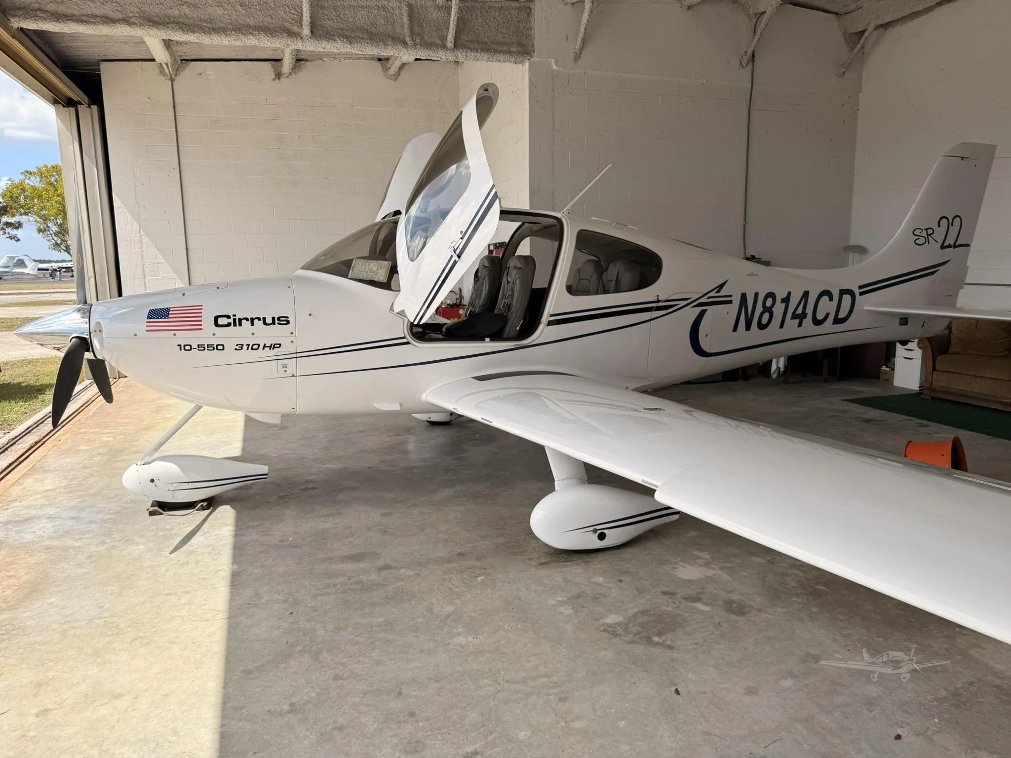 Exterior view of a 2002 CIRRUS SR22, N814CD.