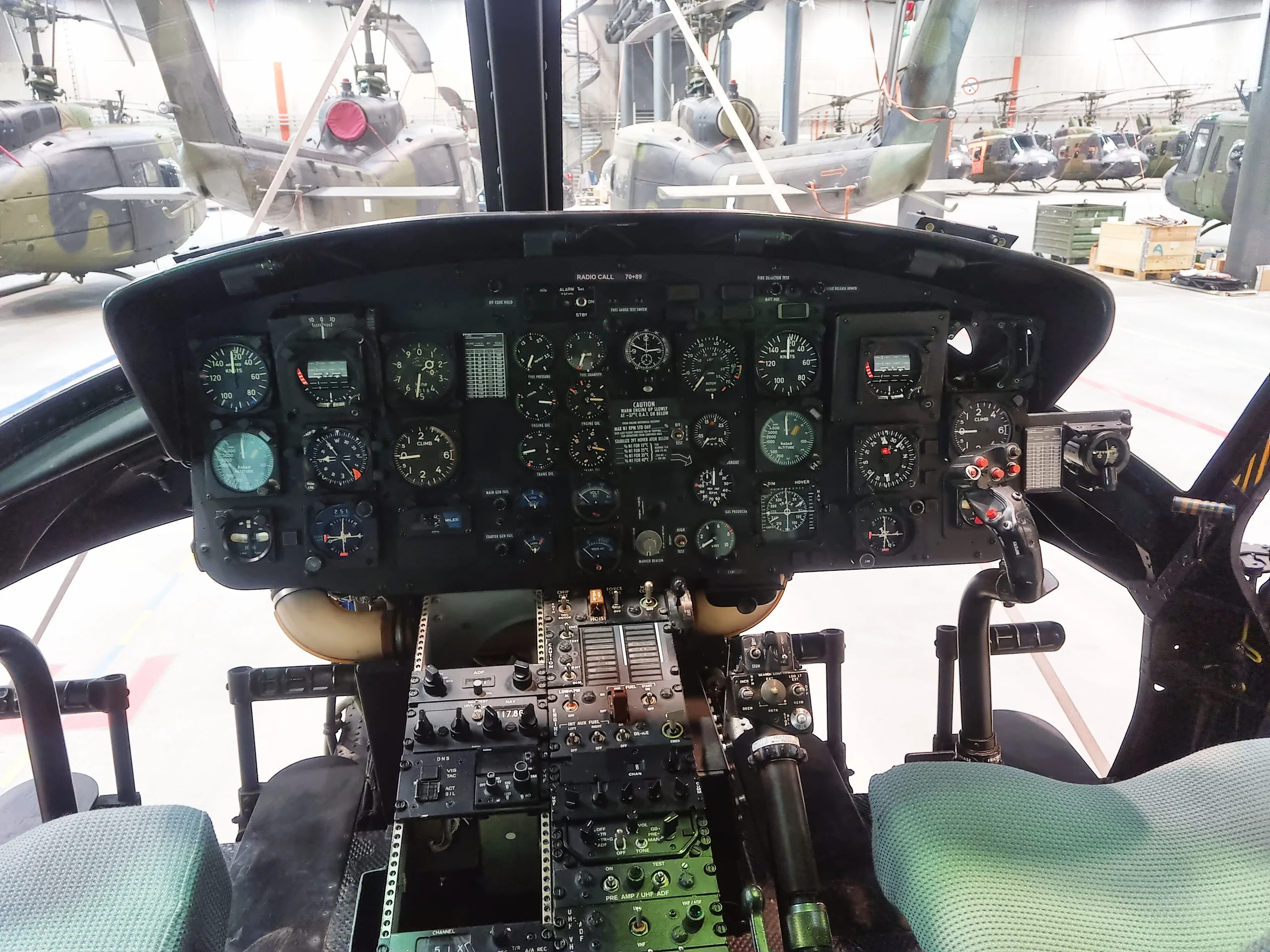 Cockpit and instrument panel of a Bell UH-1 Iroquois, tamb&eacute;m conhecido como Huey.