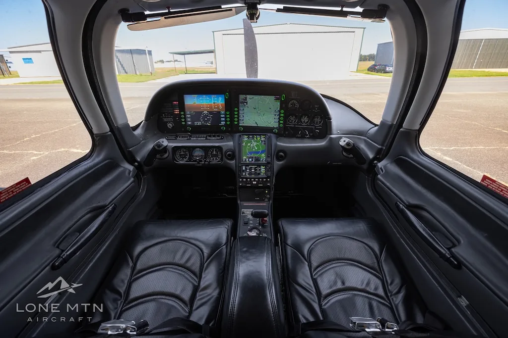 Cockpit and instrument panel of a 2005 Cirrus SR22 G2 GTS.