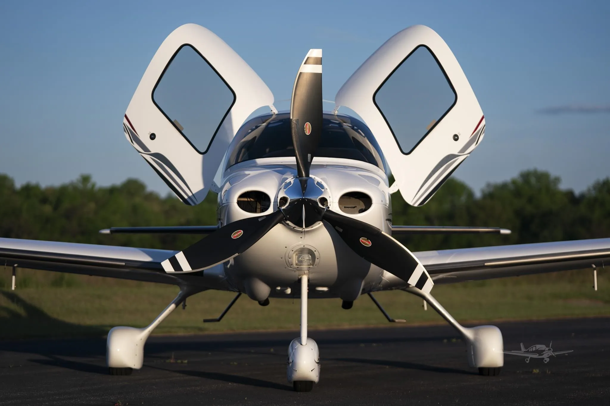 Exterior view of a 2007 CIRRUS SR22-G3 TURBO, N279MT.