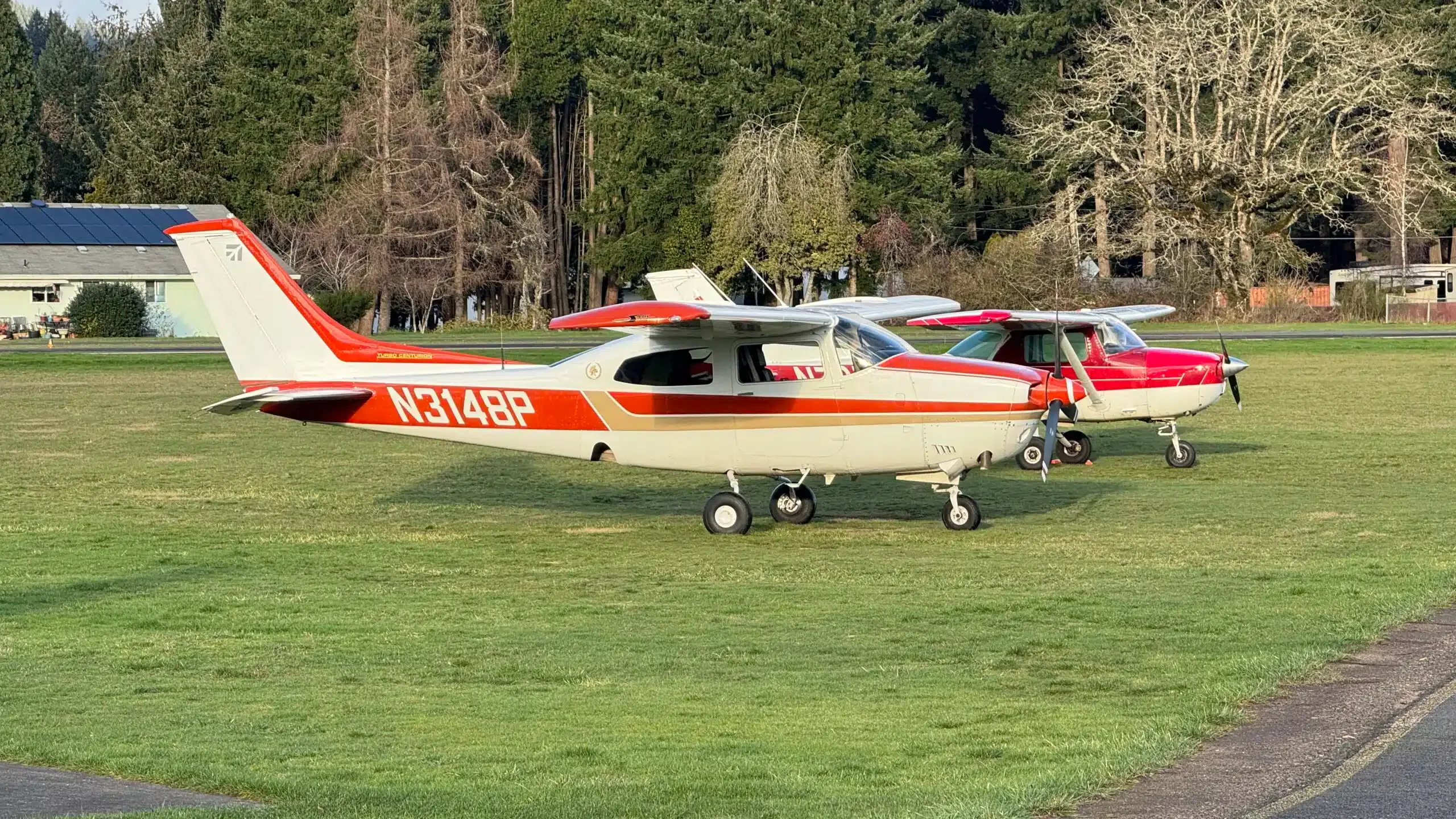 Exterior view of a 2001 Cessna 172S Skyhawk SP, N926AM.