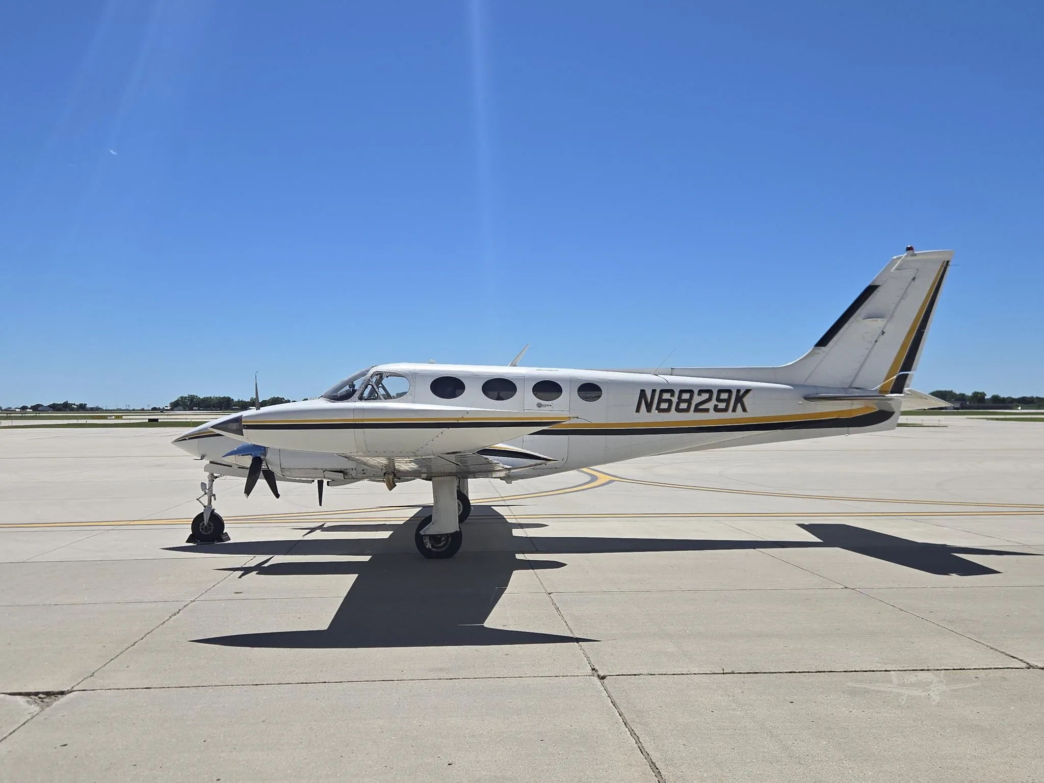 Exterior view of a 1981 CESSNA 340A, N6829K.