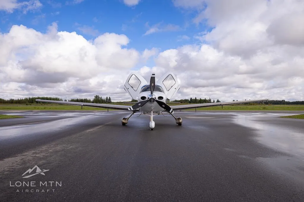 Exterior view of a 2009 Cirrus SR22T G3 GTS.