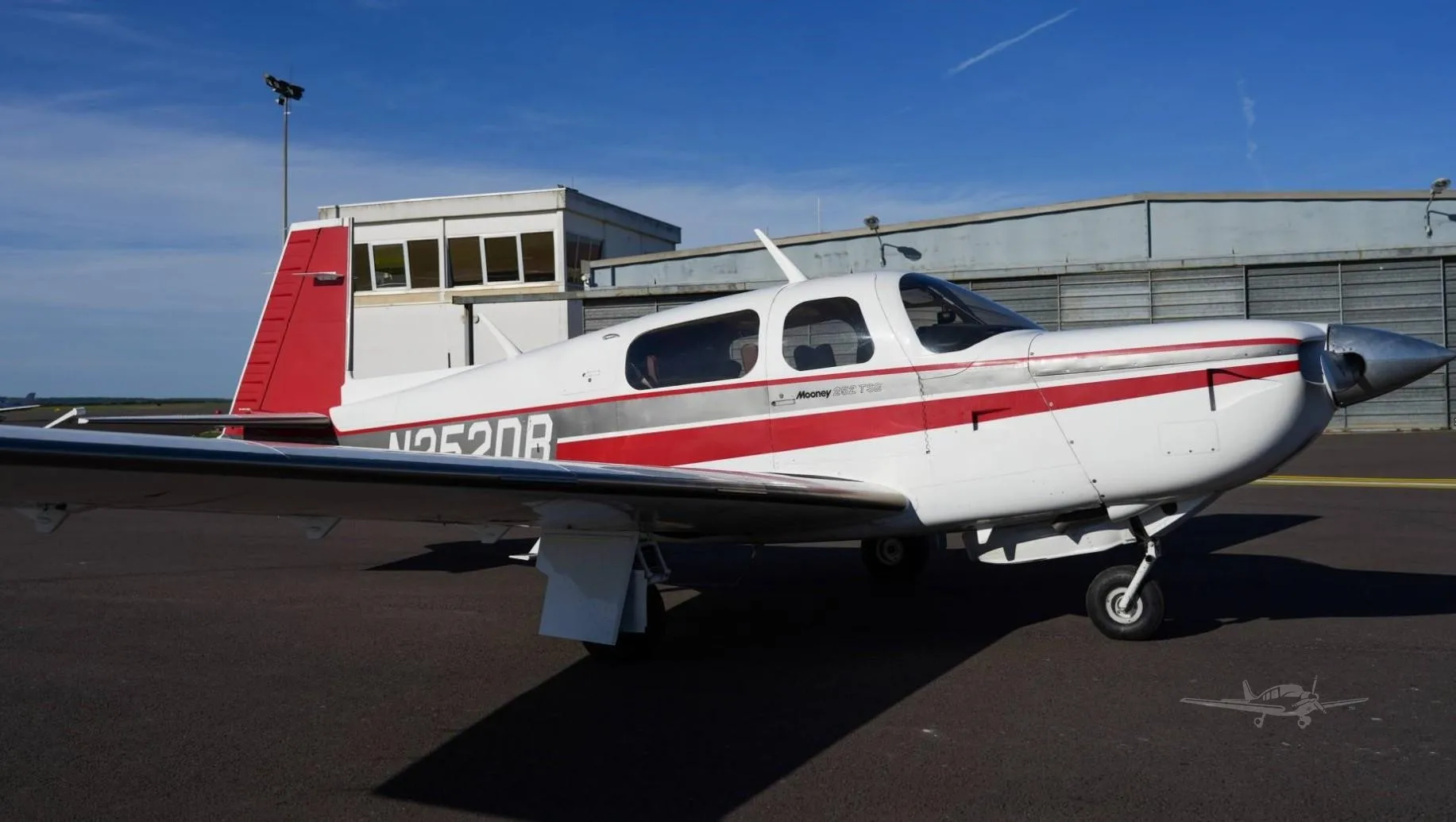 Exterior view of a 1989 MOONEY M20K 252TSE, N252DB.