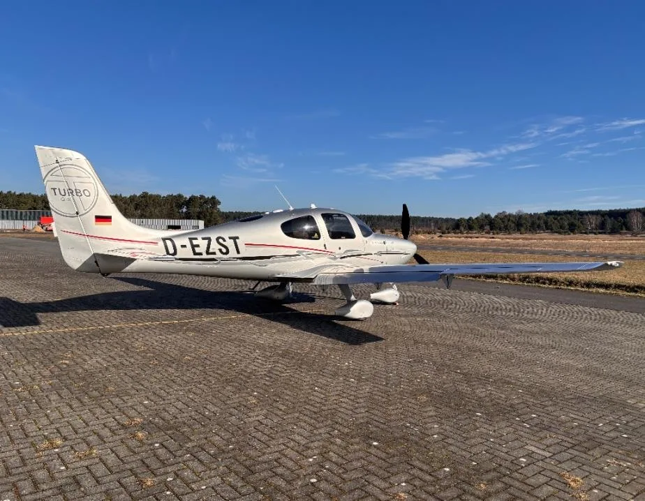 Exterior view of a 2010 Cirrus sr22tn g3 gts turbo normalized d ezst 203104cf, D-EZST.