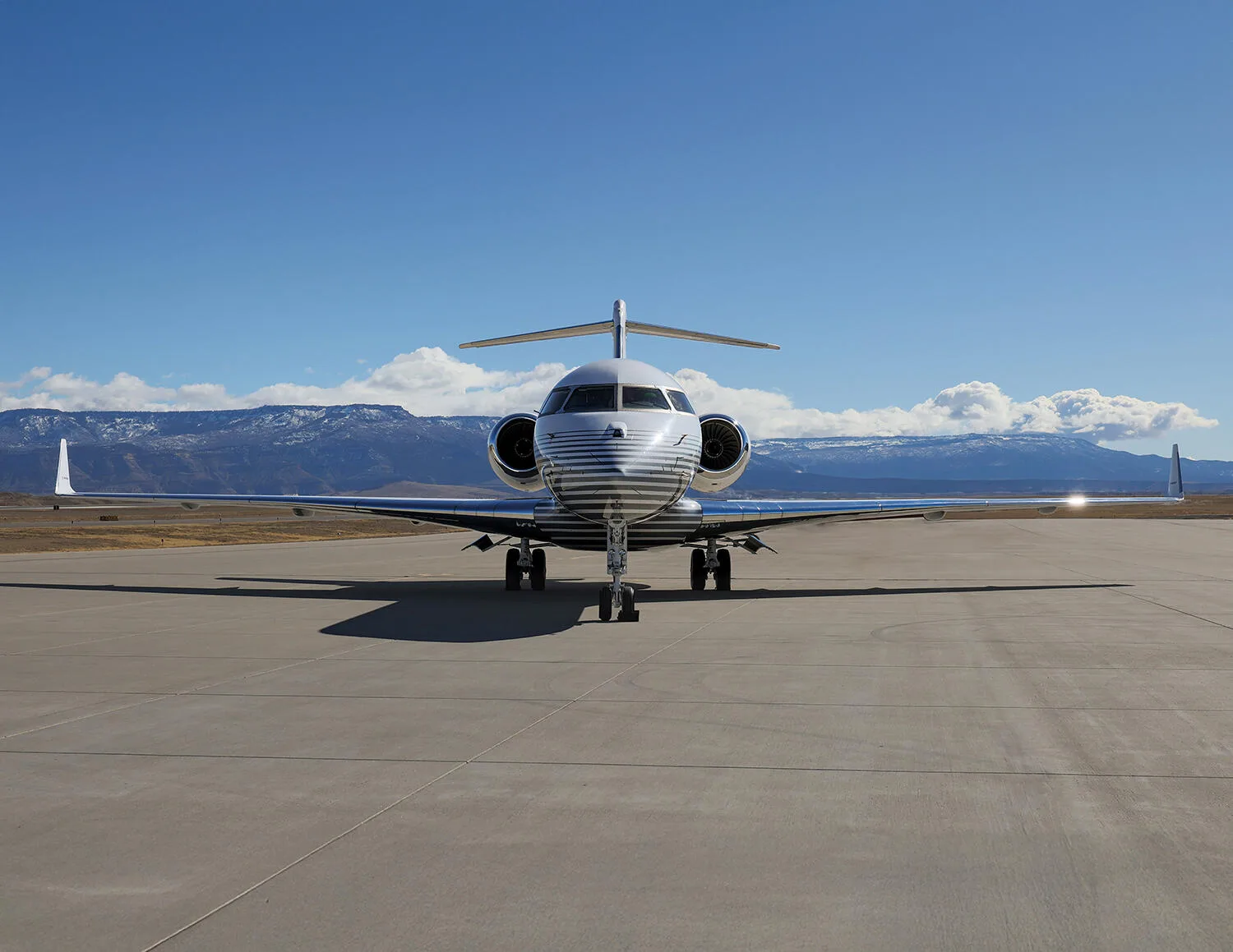 Exterior view of a 2007 Bombardier Global 5000.