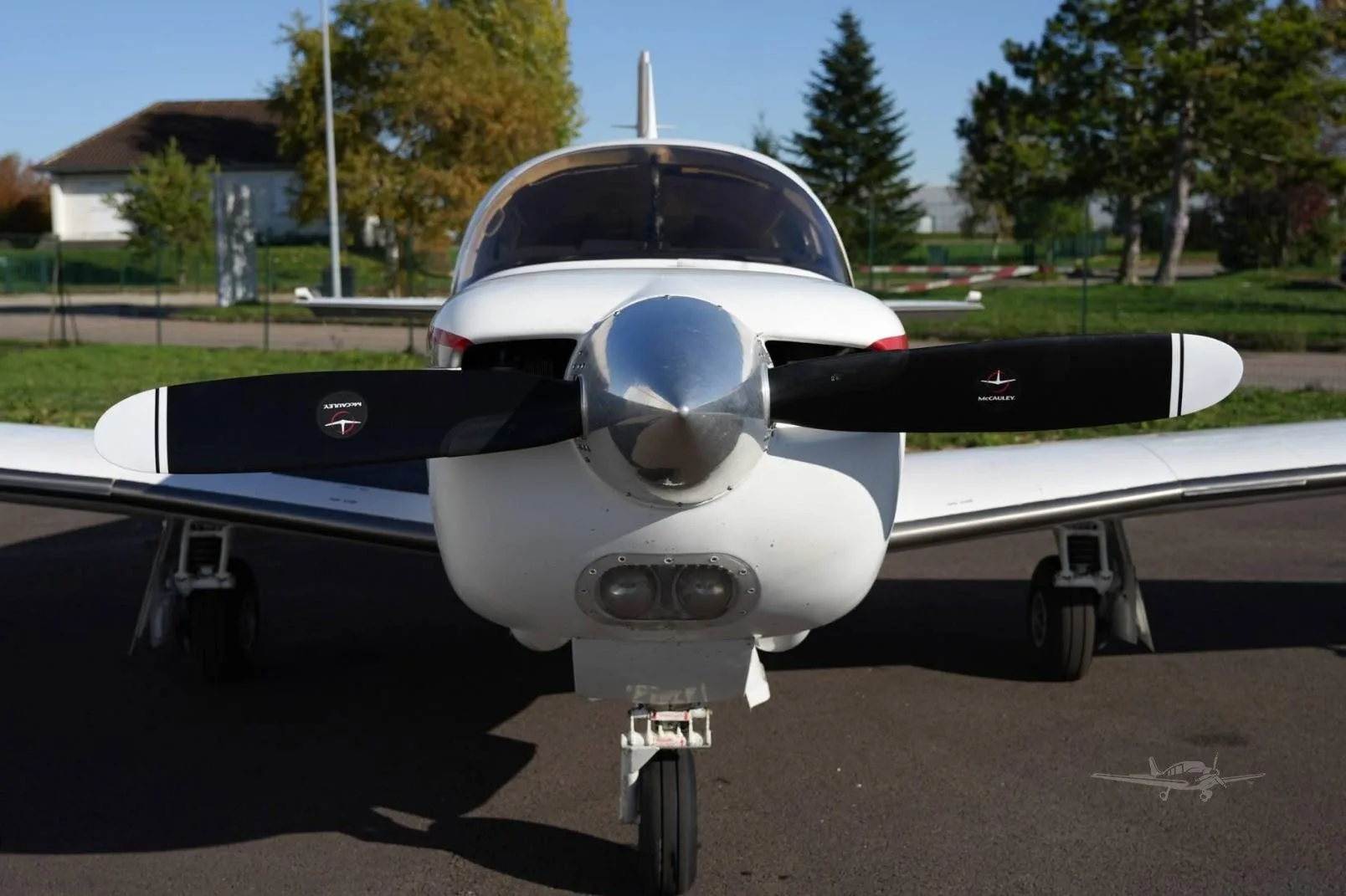 Exterior view of a 1989 MOONEY M20K 252TSE, N252DB.