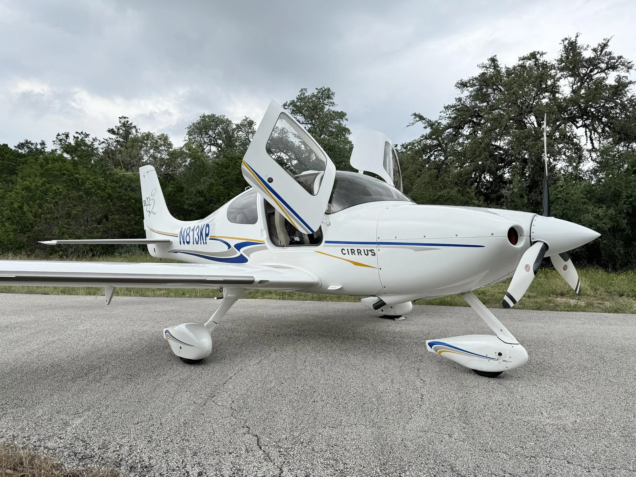 Exterior view of a 2004 CIRRUS SR22-G2, N813KP.