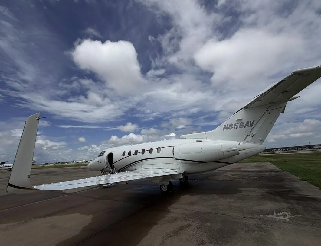 Exterior view of a 2005 HAWKER 800XPI, N858AV.
