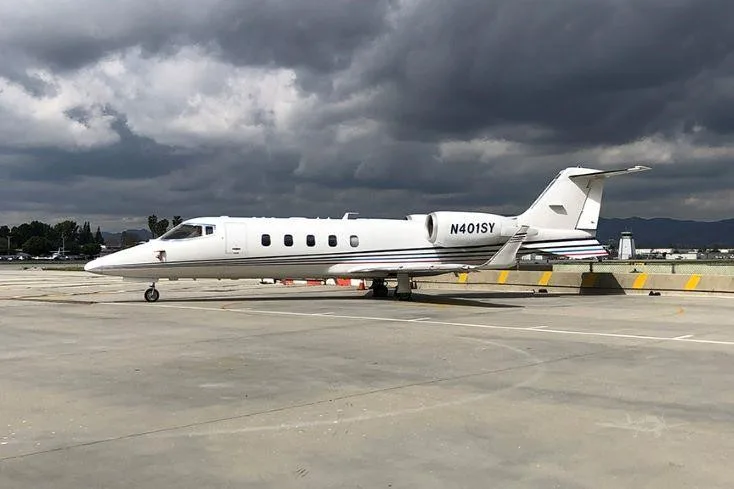 Exterior view of a 2002 LEARJET 60, N401SY.