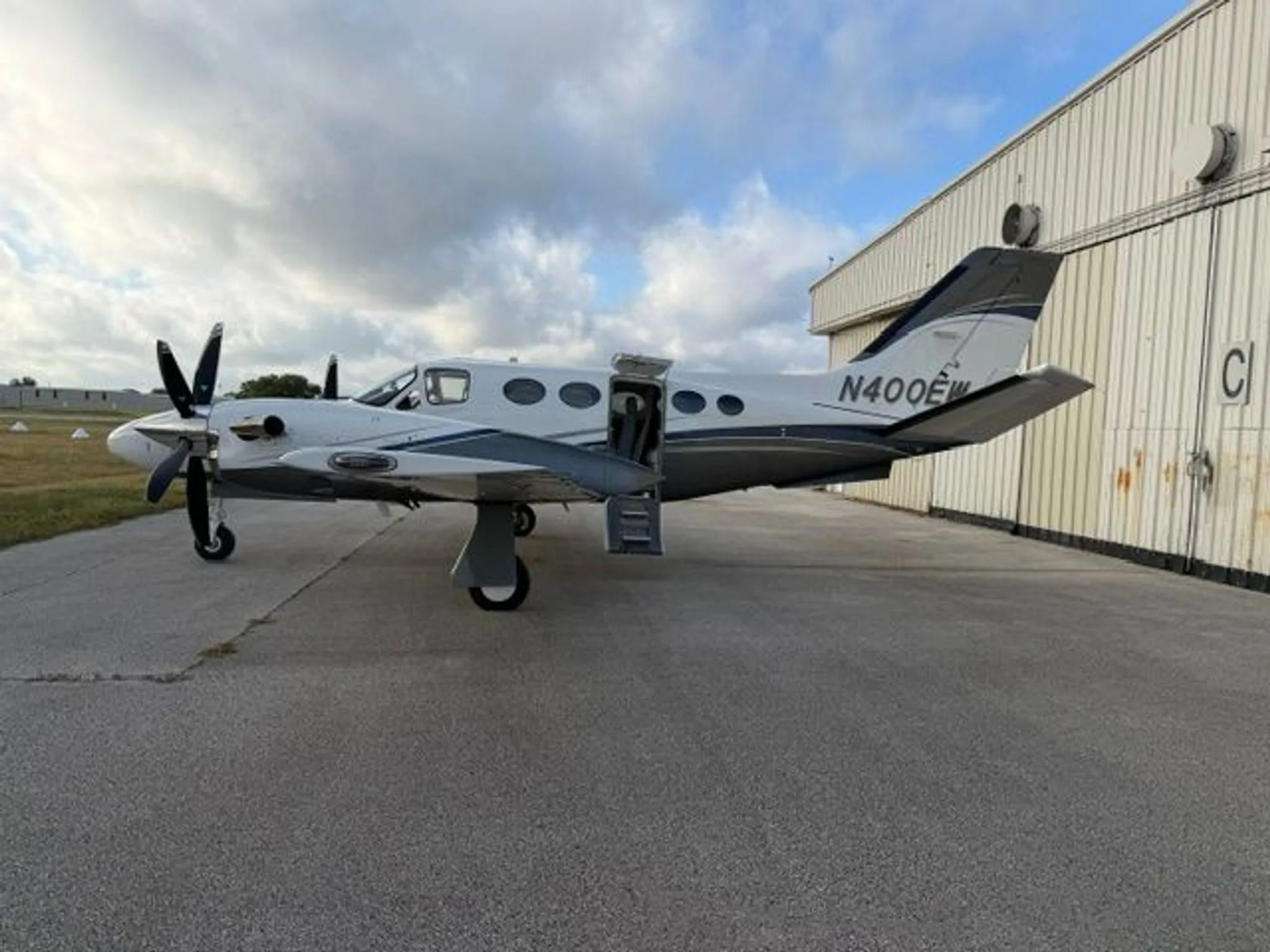 Exterior view of a 1981 CESSNA CONQUEST I, N400EW.