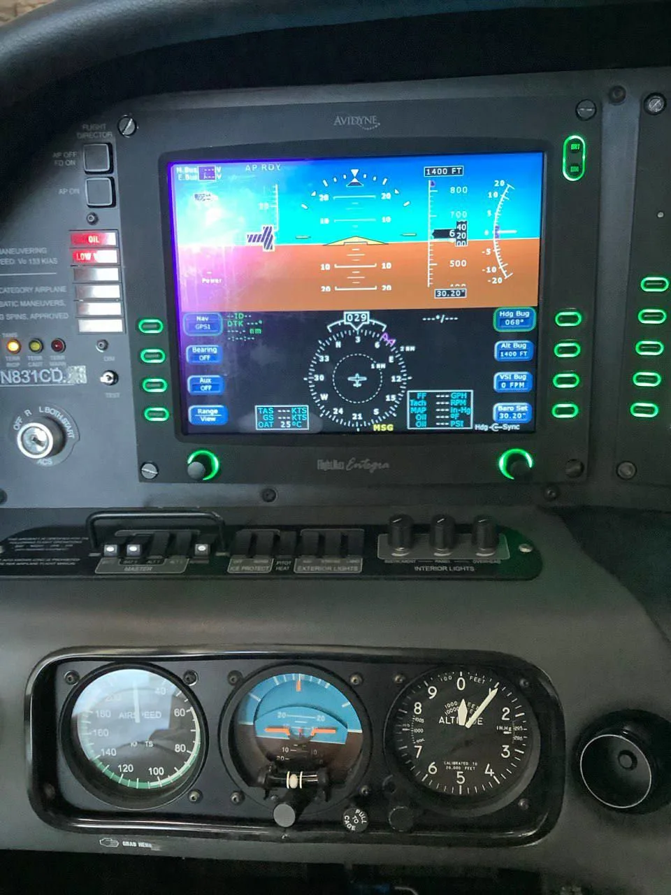 Cockpit and instrument panel of a 2005 Cirrus SR22 G2.
